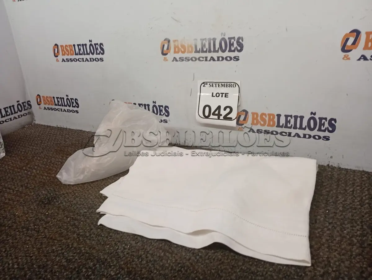 LOTE 042 - 01 CAMINHO DE MESA EM LINHO NA COR BRANCA. (NO ESTADO) ATENÇÃO! FAZER A VISITAÇÃO ANTES DE ARREMATAR, NÃO SABEMOS SE FUNCIONA. LEILÃO NÃO TEM GARANTIA E NEM DEVOLUÇÃO, SUJEITO A POSSÍVEIS AVARIAS VISÍVEIS/OCULTAS E/OU AUSÊNCIA DE COMPONENTES.