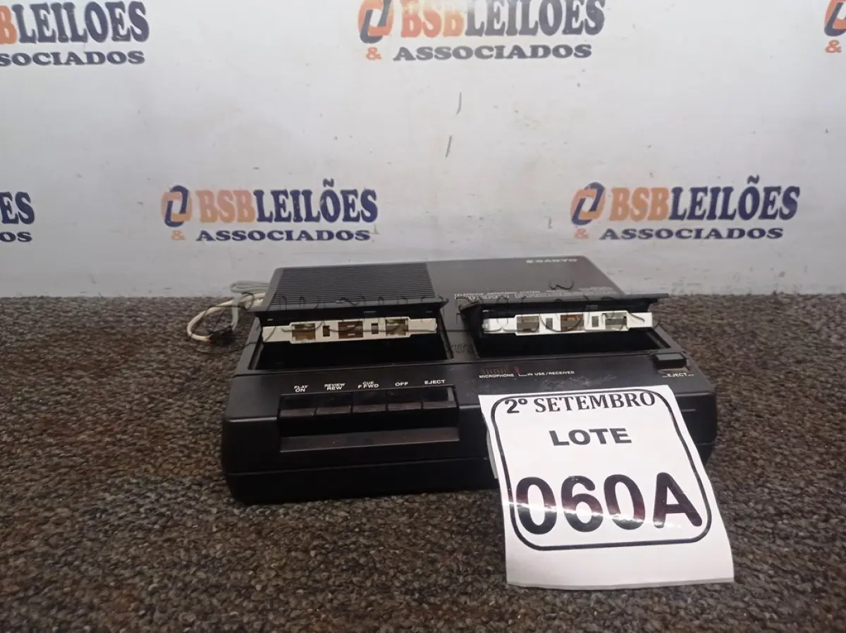 LOTE 060 - 01 TOCA FITAS SANYO TRA9902 02 TAPES. (NO ESTADO) ATENÇÃO! FAZER A VISITAÇÃO ANTES DE ARREMATAR, NÃO SABEMOS SE FUNCIONA. LEILÃO NÃO TEM GARANTIA E NEM DEVOLUÇÃO, SUJEITO A POSSÍVEIS AVARIAS VISÍVEIS/OCULTAS E/OU AUSÊNCIA DE COMPONENTES.