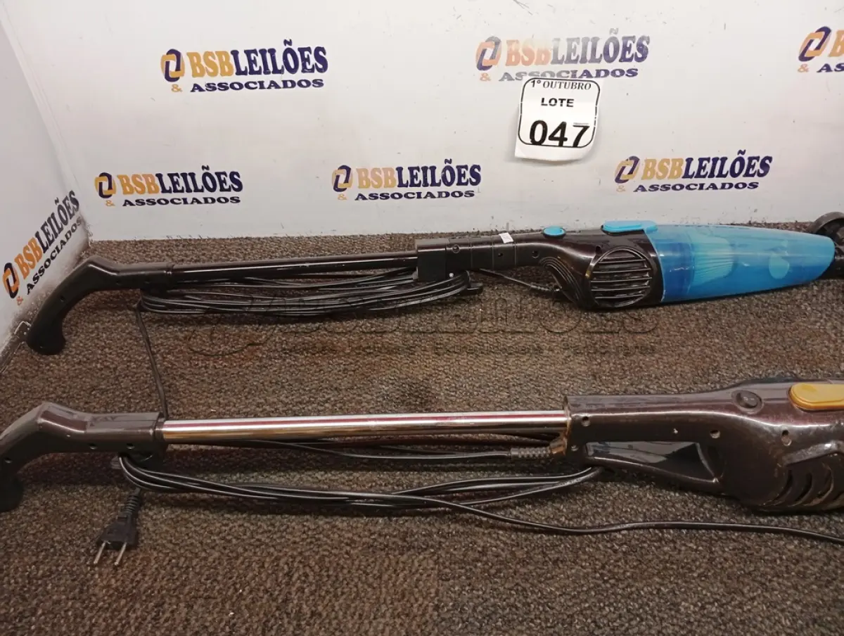 LOTE 047 - 02 ASPIRADORES DE PÓ MARCAS E MODELOS DIVERSOS. (NO ESTADO) ATENÇÃO! FAZER A VISITAÇÃO ANTES DE ARREMATAR, NÃO SABEMOS SE FUNCIONA. LEILÃO NÃO TEM GARANTIA E NEM DEVOLUÇÃO, SUJEITO A POSSÍVEIS AVARIAS VISÍVEIS/OCULTAS E/OU AUSÊNCIA DE COMPONENTES.
