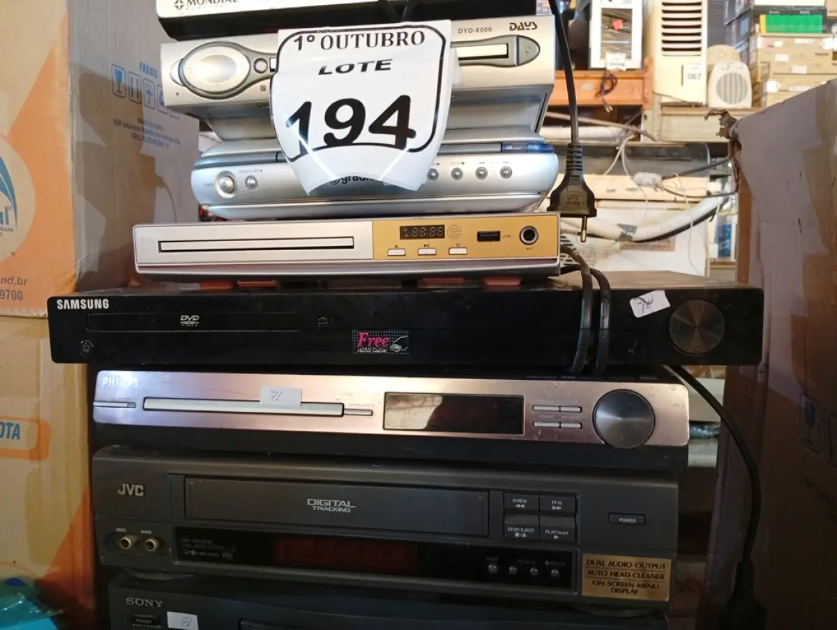 LOTE 194 - 02 APARELHOS VHS E 07 APARELHOS DVDS MARCAS E MODELOS DIVERSOS. (NO ESTADO) ATENÇÃO! FAZER A VISITAÇÃO ANTES DE ARREMATAR, NÃO SABEMOS SE FUNCIONA. LEILÃO NÃO TEM GARANTIA E NEM DEVOLUÇÃO, SUJEITO A POSSÍVEIS AVARIAS VISÍVEIS/OCULTAS E/OU AUSÊNCIA DE COMPONENTES.