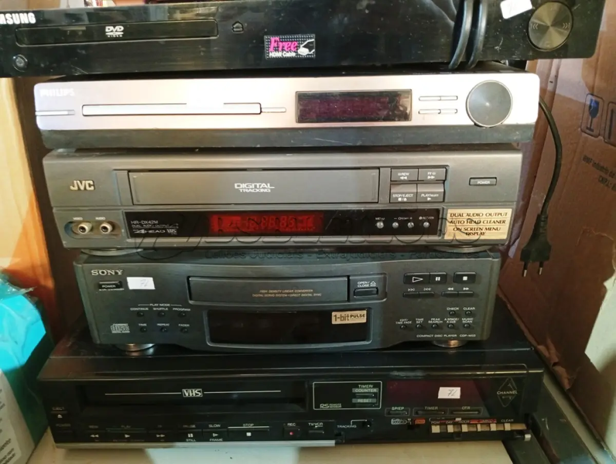 LOTE 194 - 02 APARELHOS VHS E 07 APARELHOS DVDS MARCAS E MODELOS DIVERSOS. (NO ESTADO) ATENÇÃO! FAZER A VISITAÇÃO ANTES DE ARREMATAR, NÃO SABEMOS SE FUNCIONA. LEILÃO NÃO TEM GARANTIA E NEM DEVOLUÇÃO, SUJEITO A POSSÍVEIS AVARIAS VISÍVEIS/OCULTAS E/OU AUSÊNCIA DE COMPONENTES.