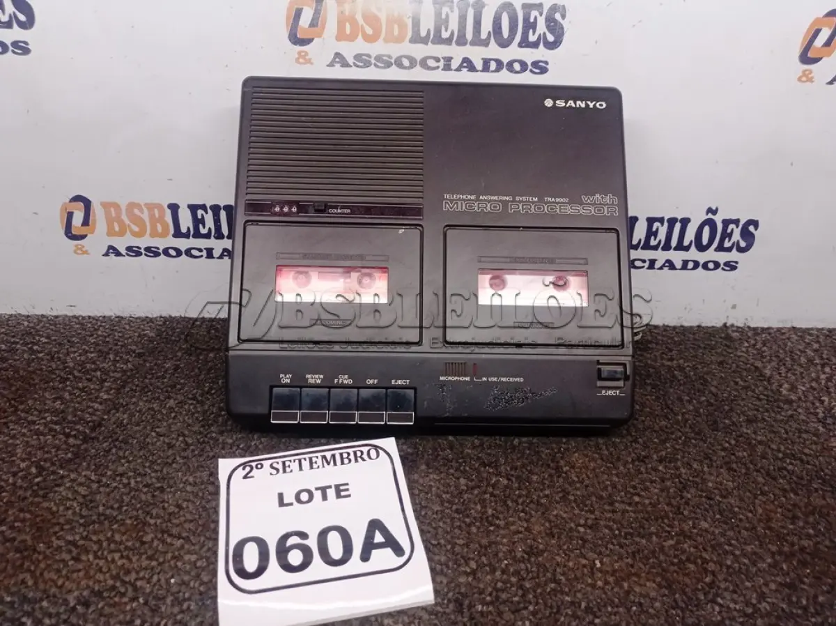 LOTE 060 - 01 TOCA FITAS SANYO TRA9902 02 TAPES. (NO ESTADO) ATENÇÃO! FAZER A VISITAÇÃO ANTES DE ARREMATAR, NÃO SABEMOS SE FUNCIONA. LEILÃO NÃO TEM GARANTIA E NEM DEVOLUÇÃO, SUJEITO A POSSÍVEIS AVARIAS VISÍVEIS/OCULTAS E/OU AUSÊNCIA DE COMPONENTES.