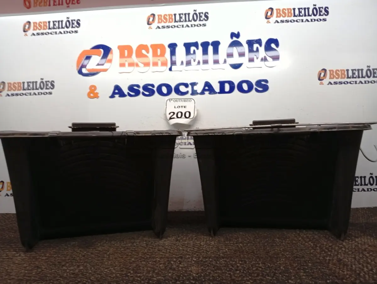 LOTE 200 - 02 BALDES DE PINTURA 15L CADA. (NO ESTADO) ATENÇÃO! FAZER A VISITAÇÃO ANTES DE ARREMATAR, NÃO SABEMOS SE FUNCIONA. LEILÃO NÃO TEM GARANTIA E NEM DEVOLUÇÃO, SUJEITO A POSSÍVEIS AVARIAS VISÍVEIS/OCULTAS E/OU AUSÊNCIA DE COMPONENTES.