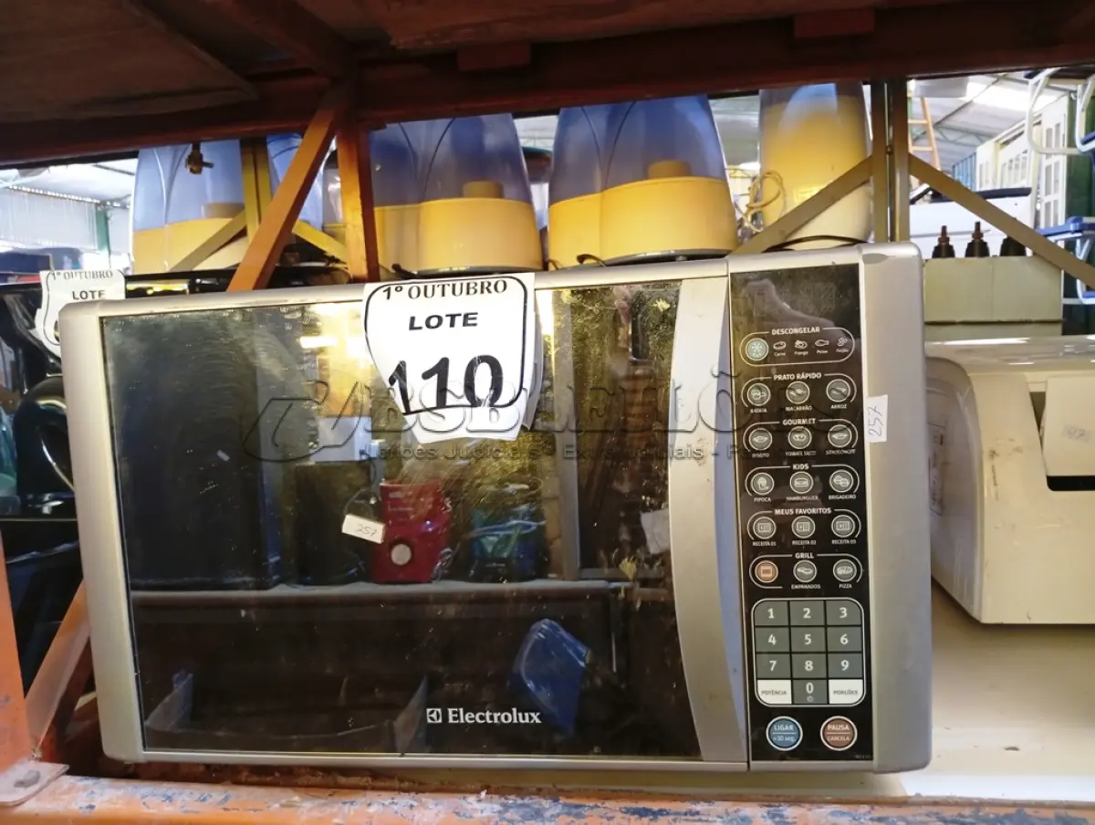 LOTE 110 - 01 MICRO-ONDAS ELECTROLUX. (NO ESTADO) ATENÇÃO! FAZER A VISITAÇÃO ANTES DE ARREMATAR, NÃO SABEMOS SE FUNCIONA. LEILÃO NÃO TEM GARANTIA E NEM DEVOLUÇÃO, SUJEITO A POSSÍVEIS AVARIAS VISÍVEIS/OCULTAS E/OU AUSÊNCIA DE COMPONENTES.