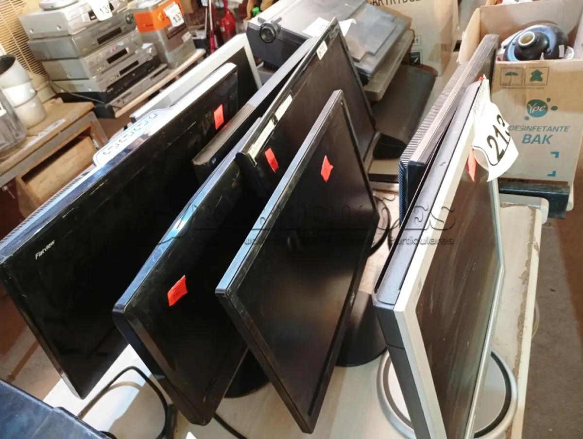 LOTE 213 - 01 LOTE COM DIVERSOS MONITORES MARCAS E MODELOS DIVERSOS C/AVARIAS. (NO ESTADO) ATENÇÃO! FAZER A VISITAÇÃO ANTES DE ARREMATAR, NÃO SABEMOS SE FUNCIONA. LEILÃO NÃO TEM GARANTIA E NEM DEVOLUÇÃO, SUJEITO A POSSÍVEIS AVARIAS VISÍVEIS/OCULTAS E/OU AUSÊNCIA DE COMPONENTES.
