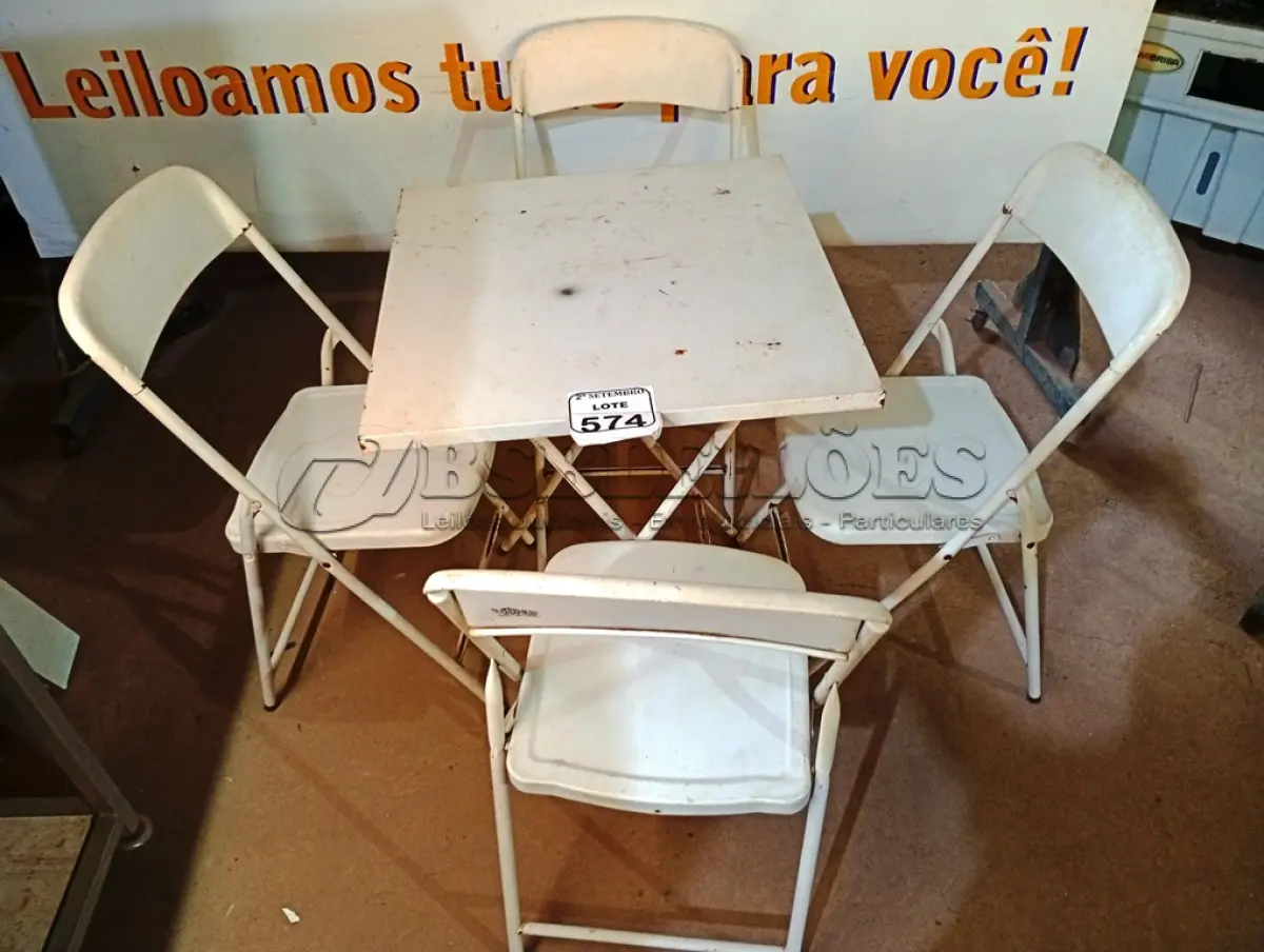 LOTE 574 - 01 MESA DE FERRO COM 04 CADEIRAS. (NO ESTADO) ATENÇÃO! FAZER A VISITAÇÃO ANTES DE ARREMATAR, NÃO SABEMOS SE FUNCIONA. LEILÃO NÃO TEM GARANTIA E NEM DEVOLUÇÃO, SUJEITO A POSSÍVEIS AVARIAS VISÍVEIS/OCULTAS E/OU AUSÊNCIA DE COMPONENTES.