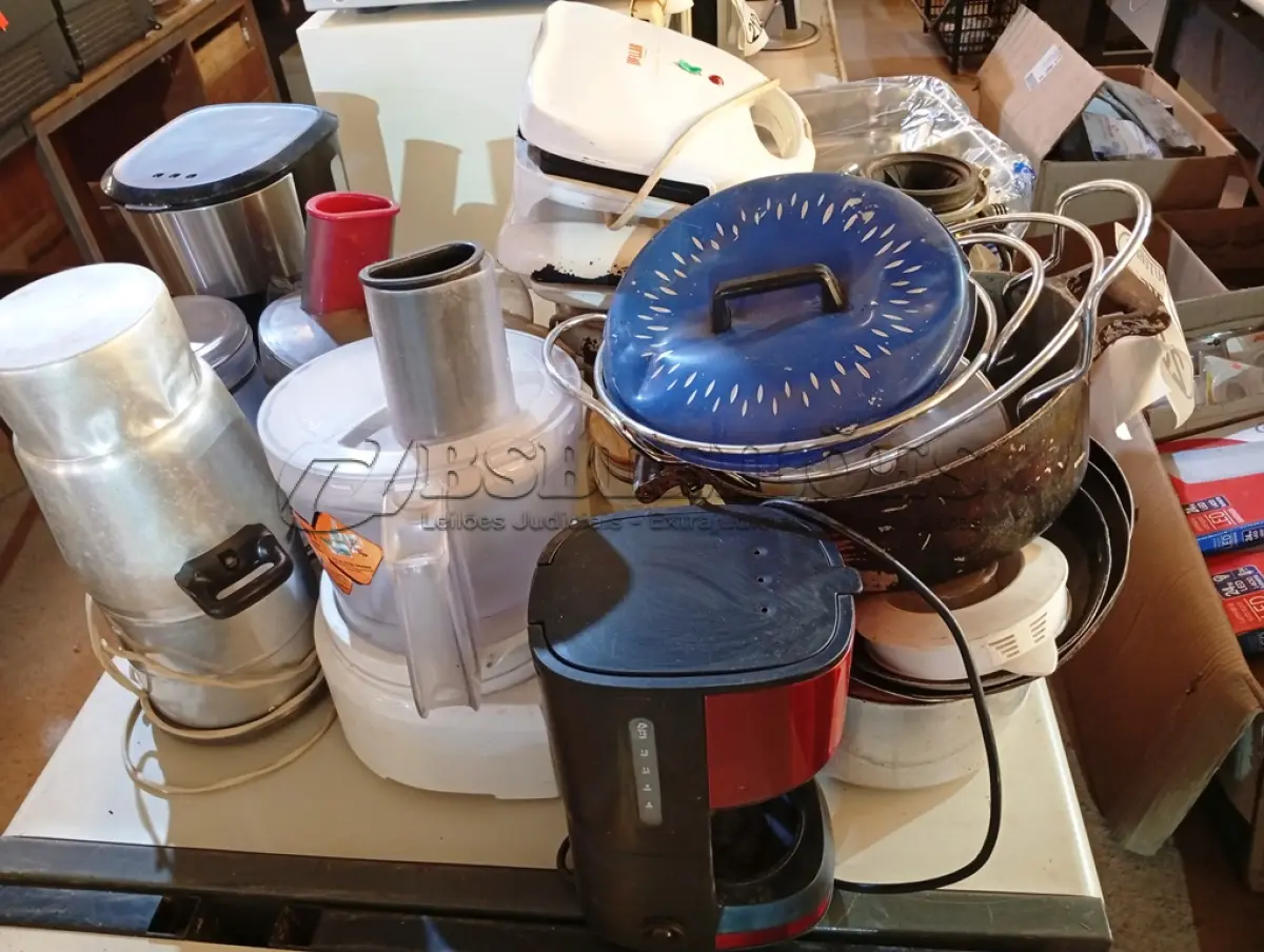 LOTE 209 - 01 LOTE COM DIVERSOS UTENSÍLIOS P/ COZINHA. (NO ESTADO) ATENÇÃO! FAZER A VISITAÇÃO ANTES DE ARREMATAR, NÃO SABEMOS SE FUNCIONA. LEILÃO NÃO TEM GARANTIA E NEM DEVOLUÇÃO, SUJEITO A POSSÍVEIS AVARIAS VISÍVEIS/OCULTAS E/OU AUSÊNCIA DE COMPONENTES.