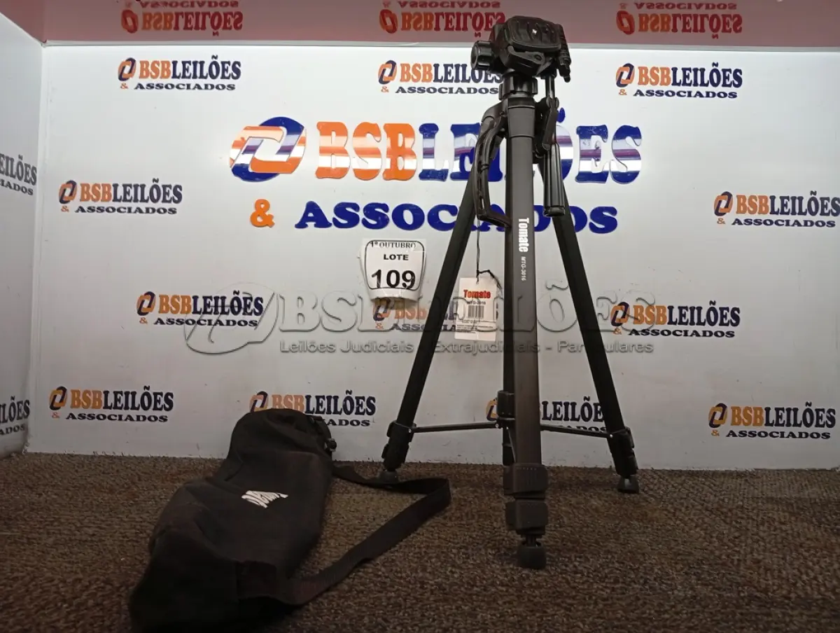 LOTE 109 - 01 TRIPÉ P/ CÂMERA FOTOGRÁFICA. (NO ESTADO) ATENÇÃO! FAZER A VISITAÇÃO ANTES DE ARREMATAR, NÃO SABEMOS SE FUNCIONA. LEILÃO NÃO TEM GARANTIA E NEM DEVOLUÇÃO, SUJEITO A POSSÍVEIS AVARIAS VISÍVEIS/OCULTAS E/OU AUSÊNCIA DE COMPONENTES.