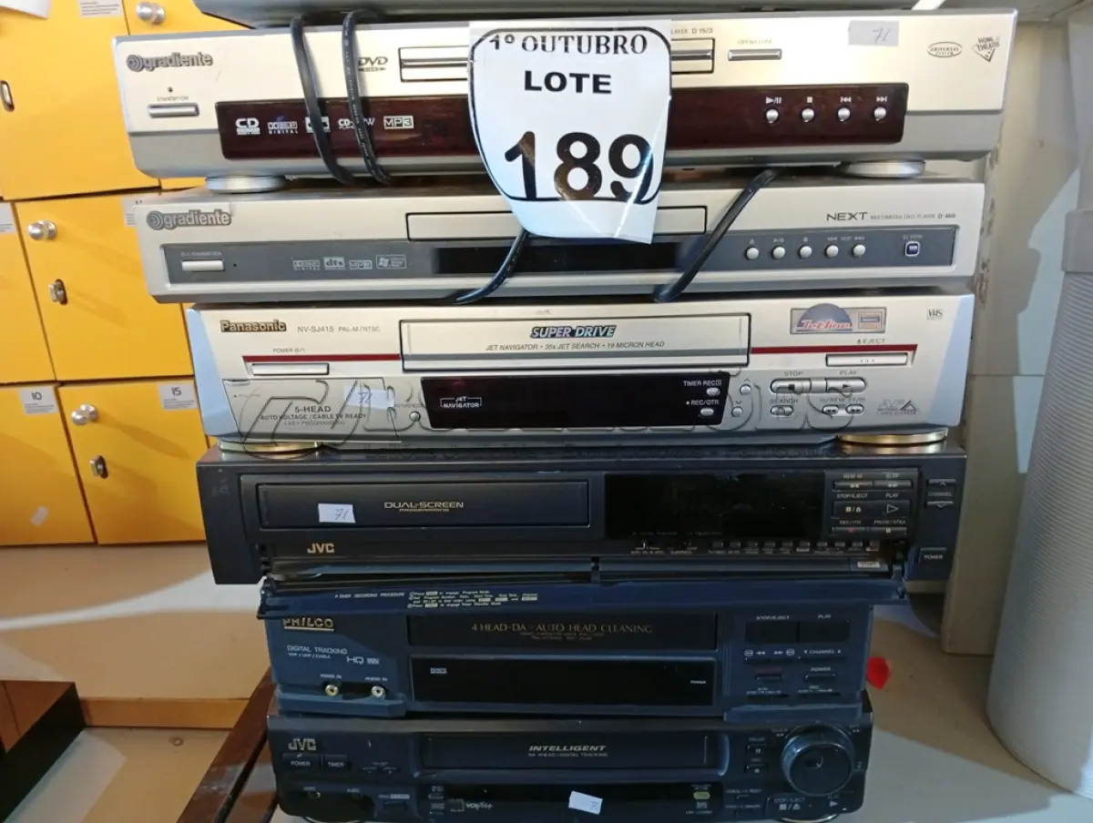LOTE 189 - 04 APARELHOS DE DVD MARCAS E MODELOS DIVERSOS E 04 VHS MARCAS E MODELOS DIVERSOS. (NO ESTADO) ATENÇÃO! FAZER A VISITAÇÃO ANTES DE ARREMATAR, NÃO SABEMOS SE FUNCIONA. LEILÃO NÃO TEM GARANTIA E NEM DEVOLUÇÃO, SUJEITO A POSSÍVEIS AVARIAS VISÍVEIS/OCULTAS E/OU AUSÊNCIA DE COMPONENTES.