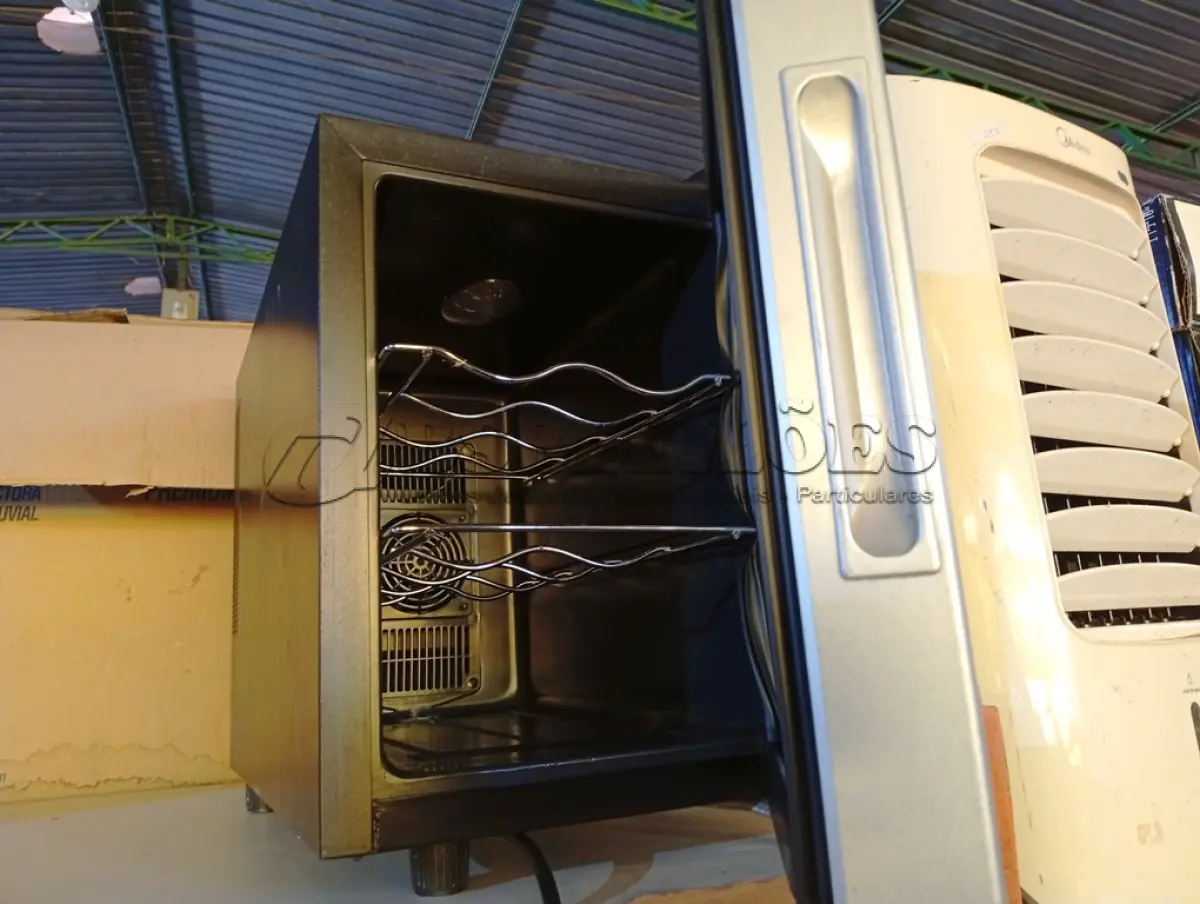 LOTE 059 - 01 ADEGA MARCA TOCAVE. (NO ESTADO) ATENÇÃO! FAZER A VISITAÇÃO ANTES DE ARREMATAR, NÃO SABEMOS SE FUNCIONA. LEILÃO NÃO TEM GARANTIA E NEM DEVOLUÇÃO, SUJEITO A POSSÍVEIS AVARIAS VISÍVEIS/OCULTAS E/OU AUSÊNCIA DE COMPONENTES.