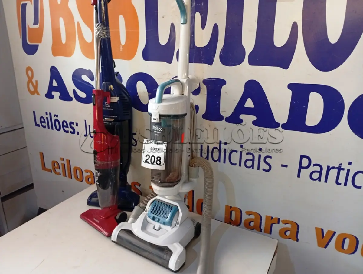 LOTE 208 - 03 ASPIRADORES DE PÓ MARCAS E MODELOS DIVERSOS. (NO ESTADO) ATENÇÃO! FAZER A VISITAÇÃO ANTES DE ARREMATAR, NÃO SABEMOS SE FUNCIONA. LEILÃO NÃO TEM GARANTIA E NEM DEVOLUÇÃO, SUJEITO A POSSÍVEIS AVARIAS VISÍVEIS/OCULTAS E/OU AUSÊNCIA DE COMPONENTES.