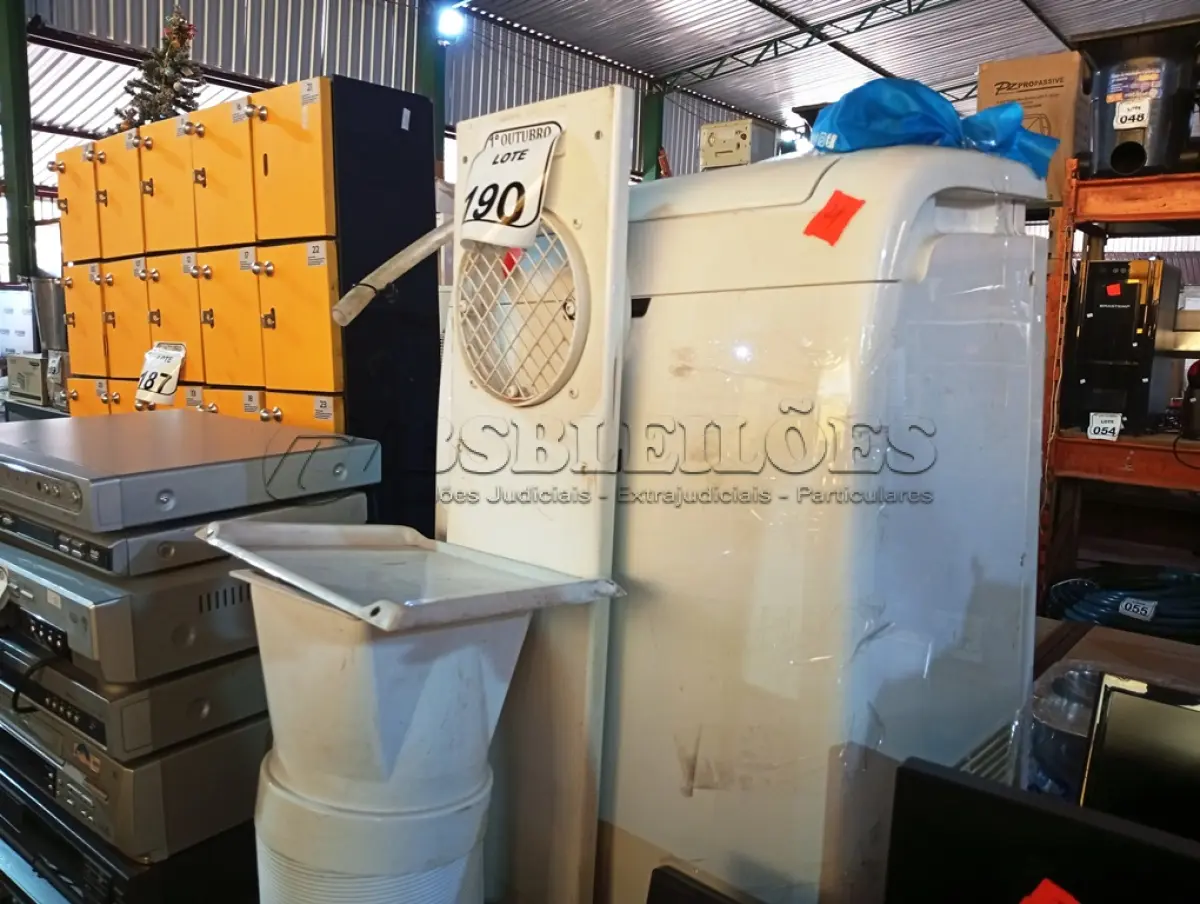 LOTE 190 - 01 AR CONDICIONADO PORTÁTIL CONSUL 12000 BTUS C/ CONTROLE. (NO ESTADO) ATENÇÃO! FAZER A VISITAÇÃO ANTES DE ARREMATAR, NÃO SABEMOS SE FUNCIONA. LEILÃO NÃO TEM GARANTIA E NEM DEVOLUÇÃO, SUJEITO A POSSÍVEIS AVARIAS VISÍVEIS/OCULTAS E/OU AUSÊNCIA DE COMPONENTES.