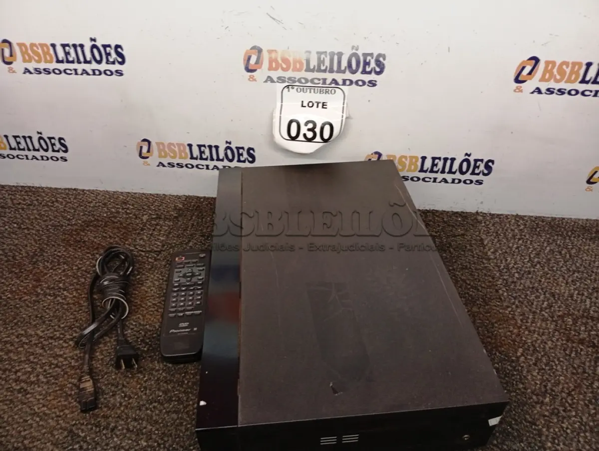 LOTE 030 - 01 DVD PLAYER PIONEER DV414. (NO ESTADO) ATENÇÃO! FAZER A VISITAÇÃO ANTES DE ARREMATAR, NÃO SABEMOS SE FUNCIONA. LEILÃO NÃO TEM GARANTIA E NEM DEVOLUÇÃO, SUJEITO A POSSÍVEIS AVARIAS VISÍVEIS/OCULTAS E/OU AUSÊNCIA DE COMPONENTES.
