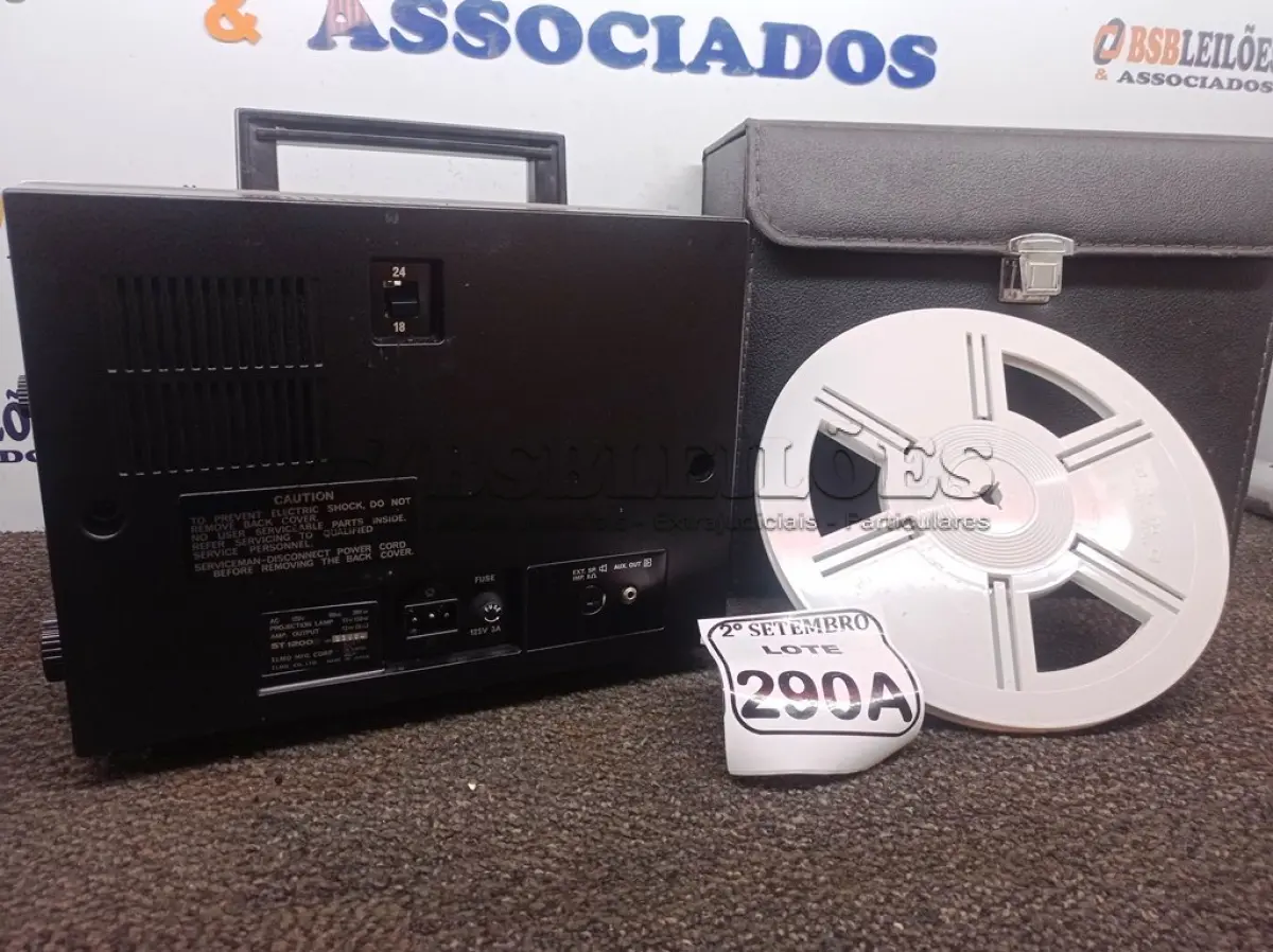 LOTE 290 - 01 PROJETOR DE ROLO ELMO ST-1200D 110V. (NO ESTADO) ATENÇÃO! FAZER A VISITAÇÃO ANTES DE ARREMATAR, NÃO SABEMOS SE FUNCIONA. LEILÃO NÃO TEM GARANTIA E NEM DEVOLUÇÃO, SUJEITO A POSSÍVEIS AVARIAS VISÍVEIS/OCULTAS E/OU AUSÊNCIA DE COMPONENTES.