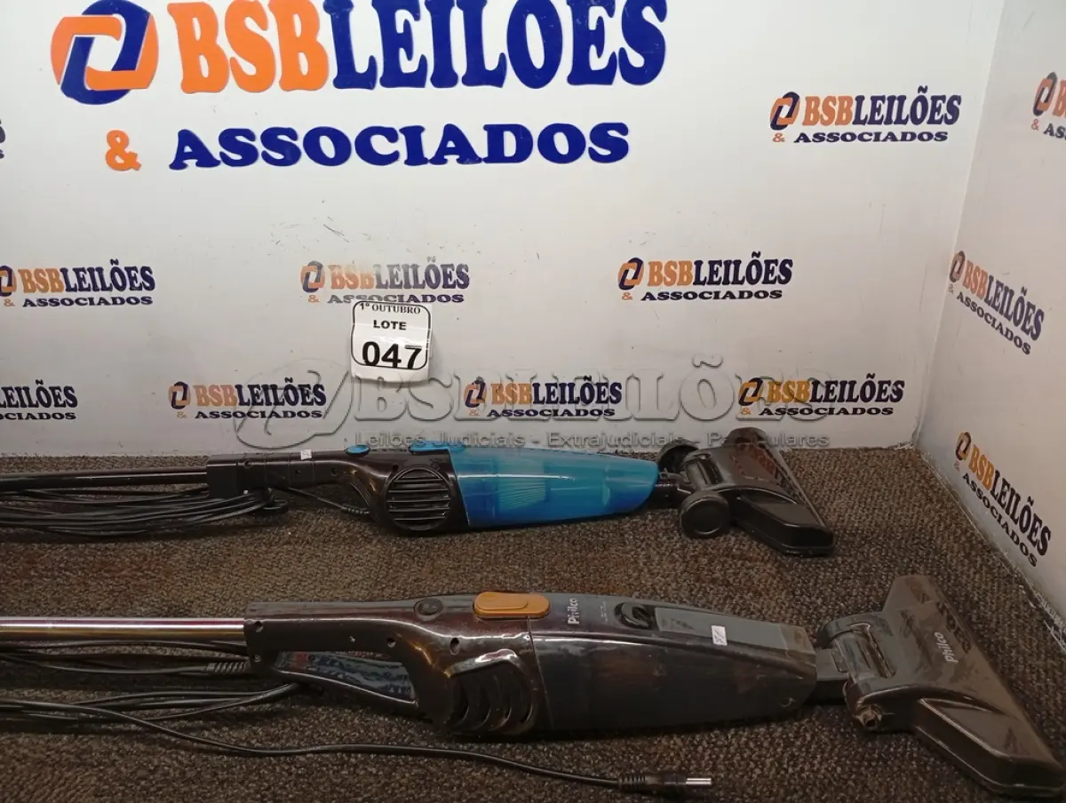 LOTE 047 - 02 ASPIRADORES DE PÓ MARCAS E MODELOS DIVERSOS. (NO ESTADO) ATENÇÃO! FAZER A VISITAÇÃO ANTES DE ARREMATAR, NÃO SABEMOS SE FUNCIONA. LEILÃO NÃO TEM GARANTIA E NEM DEVOLUÇÃO, SUJEITO A POSSÍVEIS AVARIAS VISÍVEIS/OCULTAS E/OU AUSÊNCIA DE COMPONENTES.