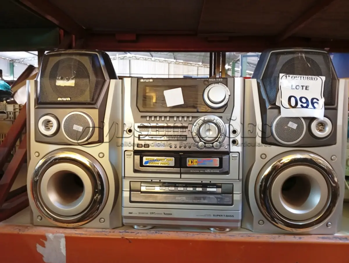 LOTE 096 - 01 MICRO SYSTEM AIWA NSXT99. (NO ESTADO) ATENÇÃO! FAZER A VISITAÇÃO ANTES DE ARREMATAR, NÃO SABEMOS SE FUNCIONA. LEILÃO NÃO TEM GARANTIA E NEM DEVOLUÇÃO, SUJEITO A POSSÍVEIS AVARIAS VISÍVEIS/OCULTAS E/OU AUSÊNCIA DE COMPONENTES.
