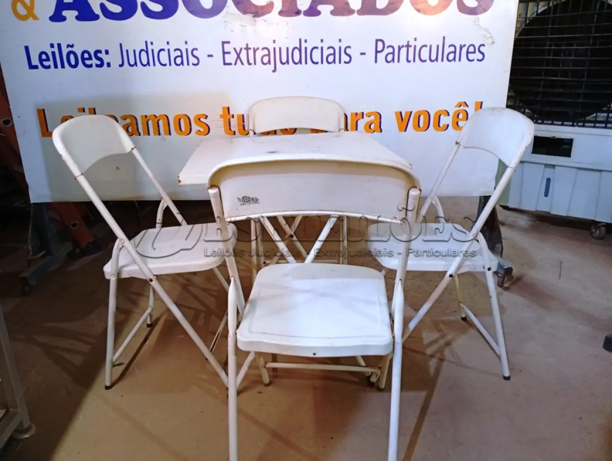LOTE 574 - 01 MESA DE FERRO COM 04 CADEIRAS. (NO ESTADO) ATENÇÃO! FAZER A VISITAÇÃO ANTES DE ARREMATAR, NÃO SABEMOS SE FUNCIONA. LEILÃO NÃO TEM GARANTIA E NEM DEVOLUÇÃO, SUJEITO A POSSÍVEIS AVARIAS VISÍVEIS/OCULTAS E/OU AUSÊNCIA DE COMPONENTES.