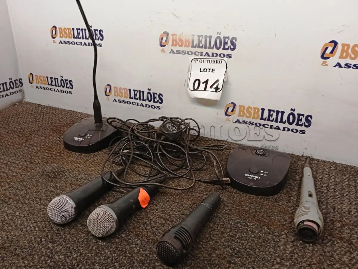 LOTE 014 - 01 LOTE COM 02 BASES E 05 MICROFONES. (NO ESTADO) ATENÇÃO! FAZER A VISITAÇÃO ANTES DE ARREMATAR, NÃO SABEMOS SE FUNCIONA. LEILÃO NÃO TEM GARANTIA E NEM DEVOLUÇÃO, SUJEITO A POSSÍVEIS AVARIAS VISÍVEIS/OCULTAS E/OU AUSÊNCIA DE COMPONENTES.