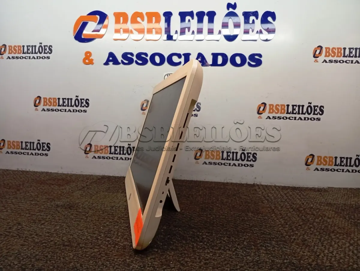 LOTE 022 - 01 ALL IN ONE HP. (NO ESTADO) ATENÇÃO! FAZER A VISITAÇÃO ANTES DE ARREMATAR, NÃO SABEMOS SE FUNCIONA. LEILÃO NÃO TEM GARANTIA E NEM DEVOLUÇÃO, SUJEITO A POSSÍVEIS AVARIAS VISÍVEIS/OCULTAS E/OU AUSÊNCIA DE COMPONENTES.