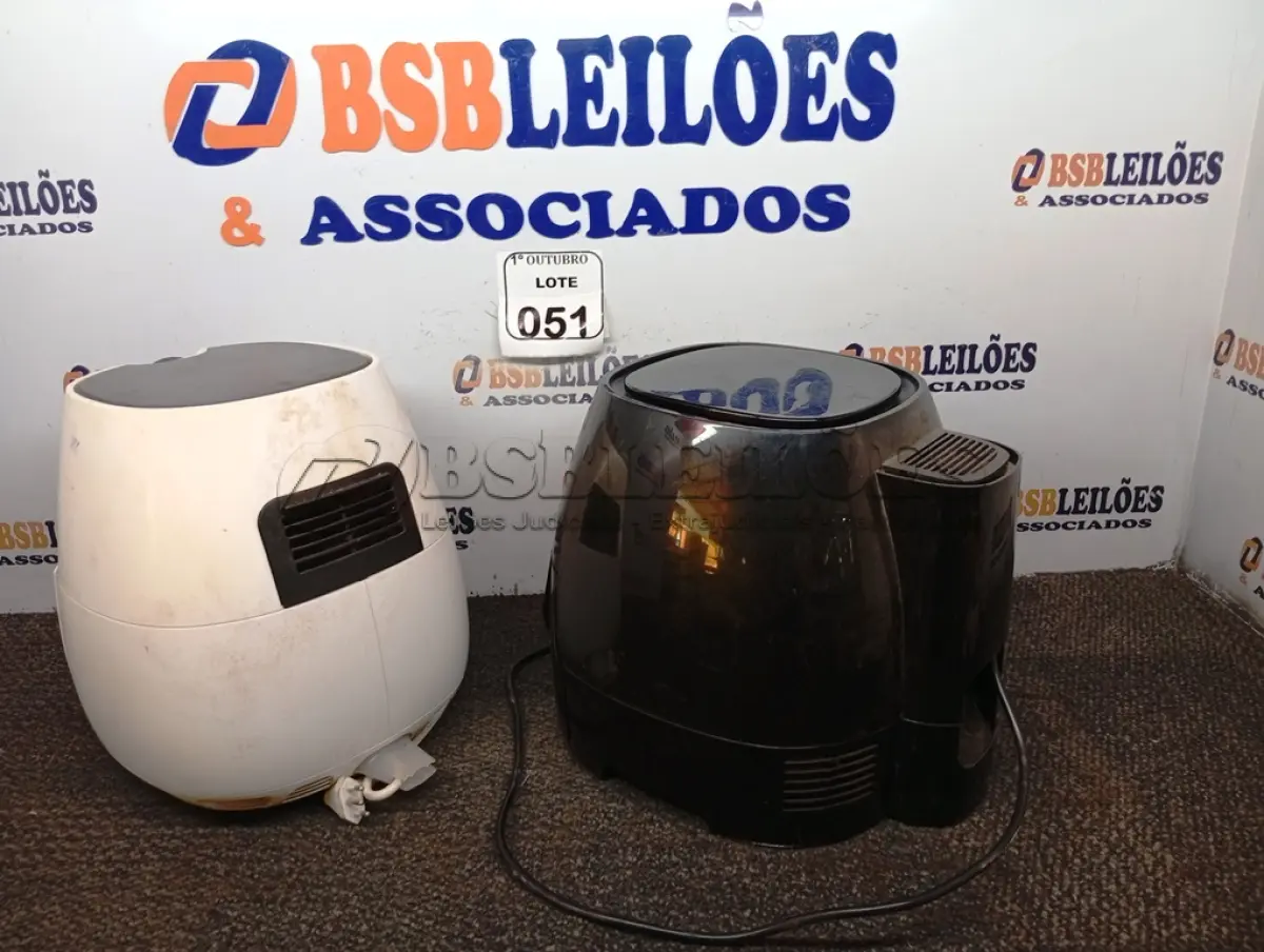 LOTE 051 - 02 AIR FRYES MARCAS E MODELOS DIVERSOS. (NO ESTADO) ATENÇÃO! FAZER A VISITAÇÃO ANTES DE ARREMATAR, NÃO SABEMOS SE FUNCIONA. LEILÃO NÃO TEM GARANTIA E NEM DEVOLUÇÃO, SUJEITO A POSSÍVEIS AVARIAS VISÍVEIS/OCULTAS E/OU AUSÊNCIA DE COMPONENTES.