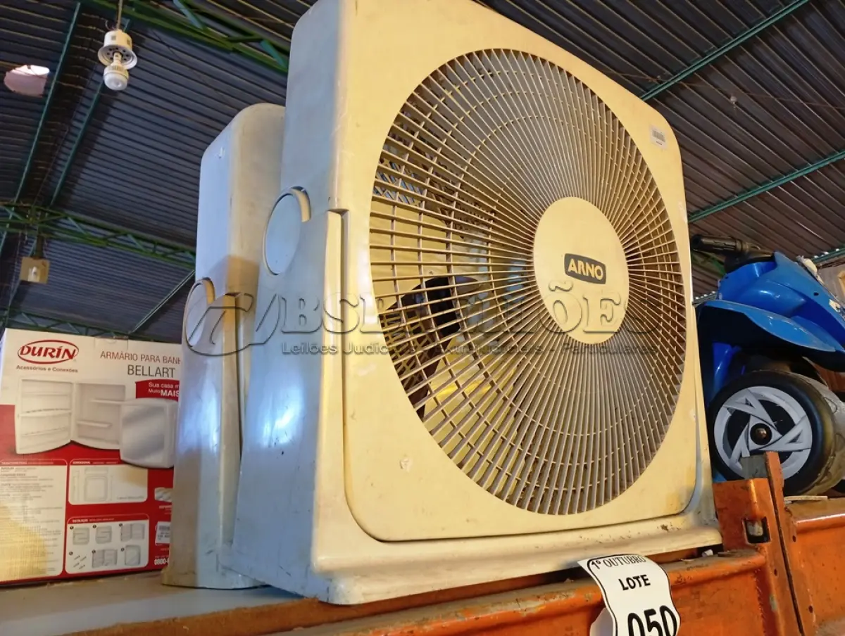 LOTE 050 - 02 VENTILADORES ARNO. (NO ESTADO) ATENÇÃO! FAZER A VISITAÇÃO ANTES DE ARREMATAR, NÃO SABEMOS SE FUNCIONA. LEILÃO NÃO TEM GARANTIA E NEM DEVOLUÇÃO, SUJEITO A POSSÍVEIS AVARIAS VISÍVEIS/OCULTAS E/OU AUSÊNCIA DE COMPONENTES.