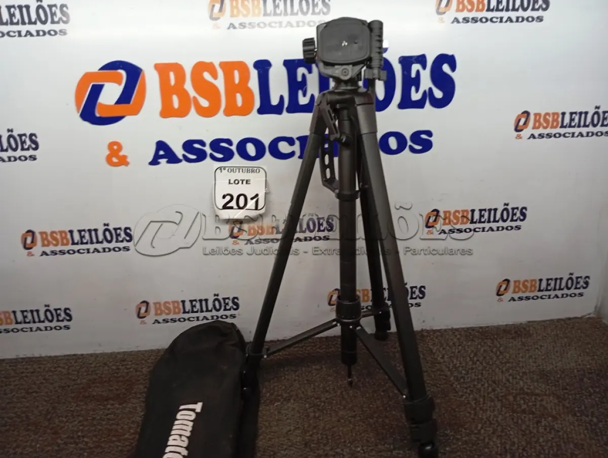 LOTE 201 - 01 TRIPÉ P/ CÂMERA FOTOGRÁFICA. (NO ESTADO) ATENÇÃO! FAZER A VISITAÇÃO ANTES DE ARREMATAR, NÃO SABEMOS SE FUNCIONA. LEILÃO NÃO TEM GARANTIA E NEM DEVOLUÇÃO, SUJEITO A POSSÍVEIS AVARIAS VISÍVEIS/OCULTAS E/OU AUSÊNCIA DE COMPONENTES.