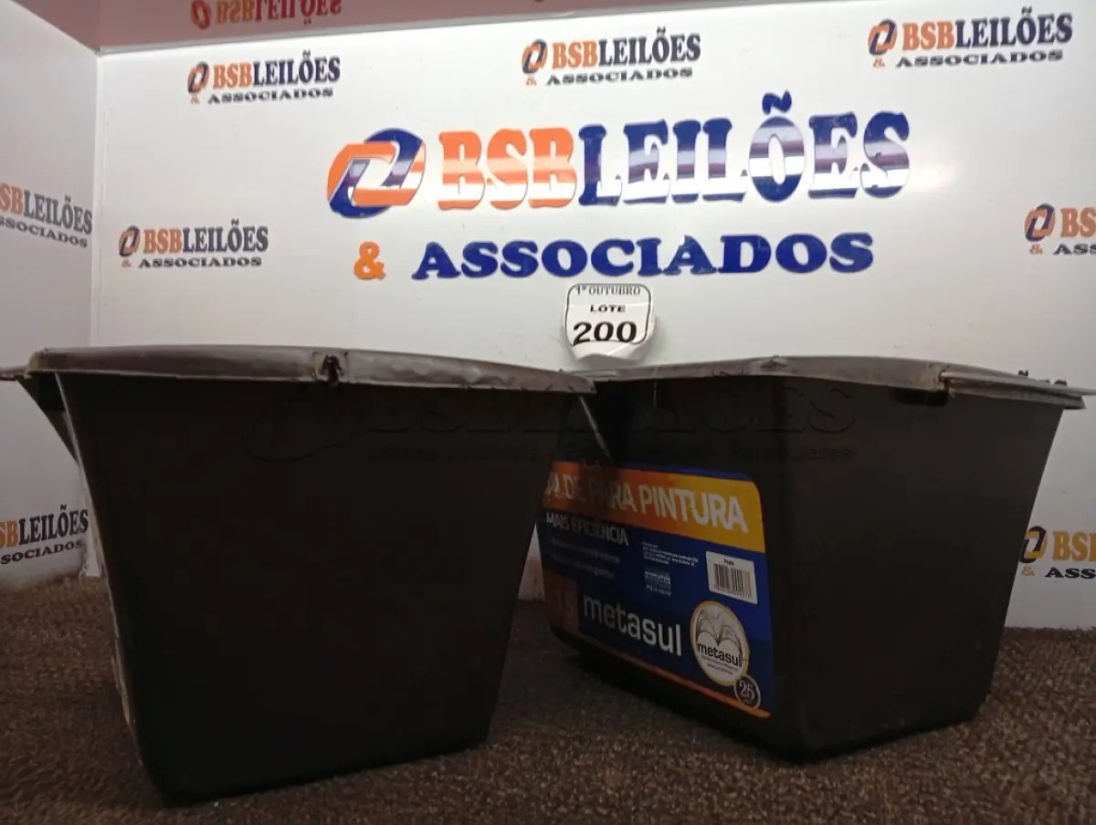 LOTE 200 - 02 BALDES DE PINTURA 15L CADA. (NO ESTADO) ATENÇÃO! FAZER A VISITAÇÃO ANTES DE ARREMATAR, NÃO SABEMOS SE FUNCIONA. LEILÃO NÃO TEM GARANTIA E NEM DEVOLUÇÃO, SUJEITO A POSSÍVEIS AVARIAS VISÍVEIS/OCULTAS E/OU AUSÊNCIA DE COMPONENTES.