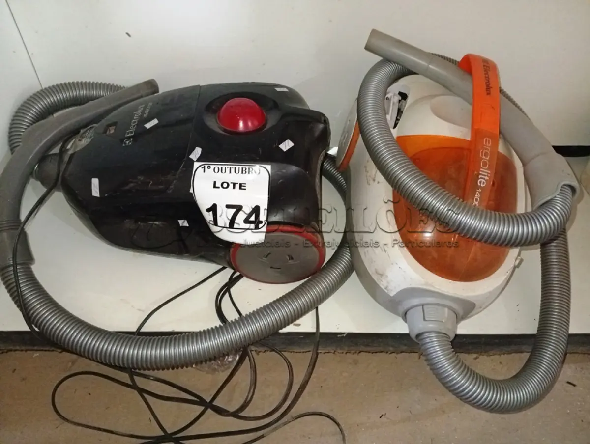 LOTE 174 - 02 ASPIRADORES DE PÓ ELECTROLUX.  (NO ESTADO) ATENÇÃO! FAZER A VISITAÇÃO ANTES DE ARREMATAR, NÃO SABEMOS SE FUNCIONA. LEILÃO NÃO TEM GARANTIA E NEM DEVOLUÇÃO, SUJEITO A POSSÍVEIS AVARIAS VISÍVEIS/OCULTAS E/OU AUSÊNCIA DE COMPONENTES.