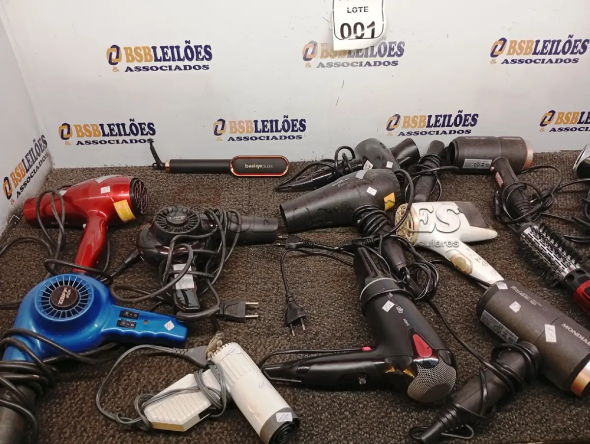 LOTE 001 - 01 LOTE COM DIVERSOS SECADORES DE CABELO, MARCAS E MODELOS DIVERSOS.  (NO ESTADO) ATENÇÃO! FAZER A VISITAÇÃO ANTES DE ARREMATAR, NÃO SABEMOS SE FUNCIONA. LEILÃO NÃO TEM GARANTIA E NEM DEVOLUÇÃO, SUJEITO A POSSÍVEIS AVARIAS VISÍVEIS/OCULTAS E/OU AUSÊNCIA DE COMPONENTES.