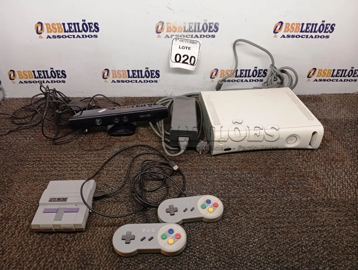LOTE 020 - 01 VIDEOGAME XBOX360 COM KINECT E FONTE. (NO ESTADO) ATENÇÃO! FAZER A VISITAÇÃO ANTES DE ARREMATAR, NÃO SABEMOS SE FUNCIONA. LEILÃO NÃO TEM GARANTIA E NEM DEVOLUÇÃO, SUJEITO A POSSÍVEIS AVARIAS VISÍVEIS/OCULTAS E/OU AUSÊNCIA DE COMPONENTES.