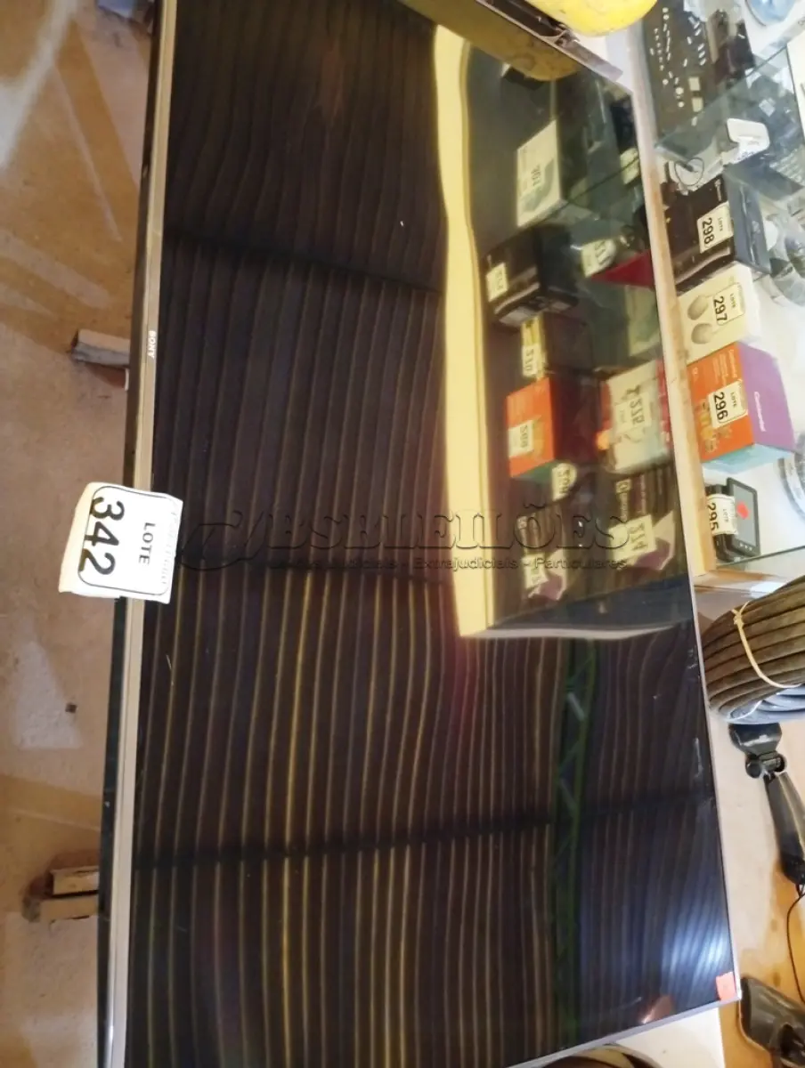 LOTE 342 - 01 TV SONY 65” POLEGADAS P/ RETIRADA DE PEÇAS. (NO ESTADO) ATENÇÃO! FAZER A VISITAÇÃO ANTES DE ARREMATAR, NÃO SABEMOS SE FUNCIONA. LEILÃO NÃO TEM GARANTIA E NEM DEVOLUÇÃO, SUJEITO A POSSÍVEIS AVARIAS VISÍVEIS/OCULTAS E/OU AUSÊNCIA DE COMPONENTES.