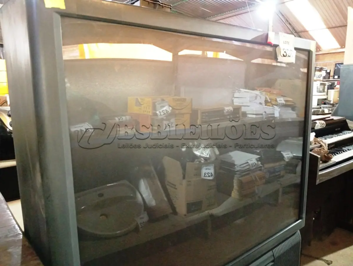 LOTE 390 - 01 TV DE TUBO ANTIGA SONY. (NO ESTADO) ATENÇÃO! FAZER A VISITAÇÃO ANTES DE ARREMATAR, NÃO SABEMOS SE FUNCIONA. LEILÃO NÃO TEM GARANTIA E NEM DEVOLUÇÃO, SUJEITO A POSSÍVEIS AVARIAS VISÍVEIS/OCULTAS E/OU AUSÊNCIA DE COMPONENTES.