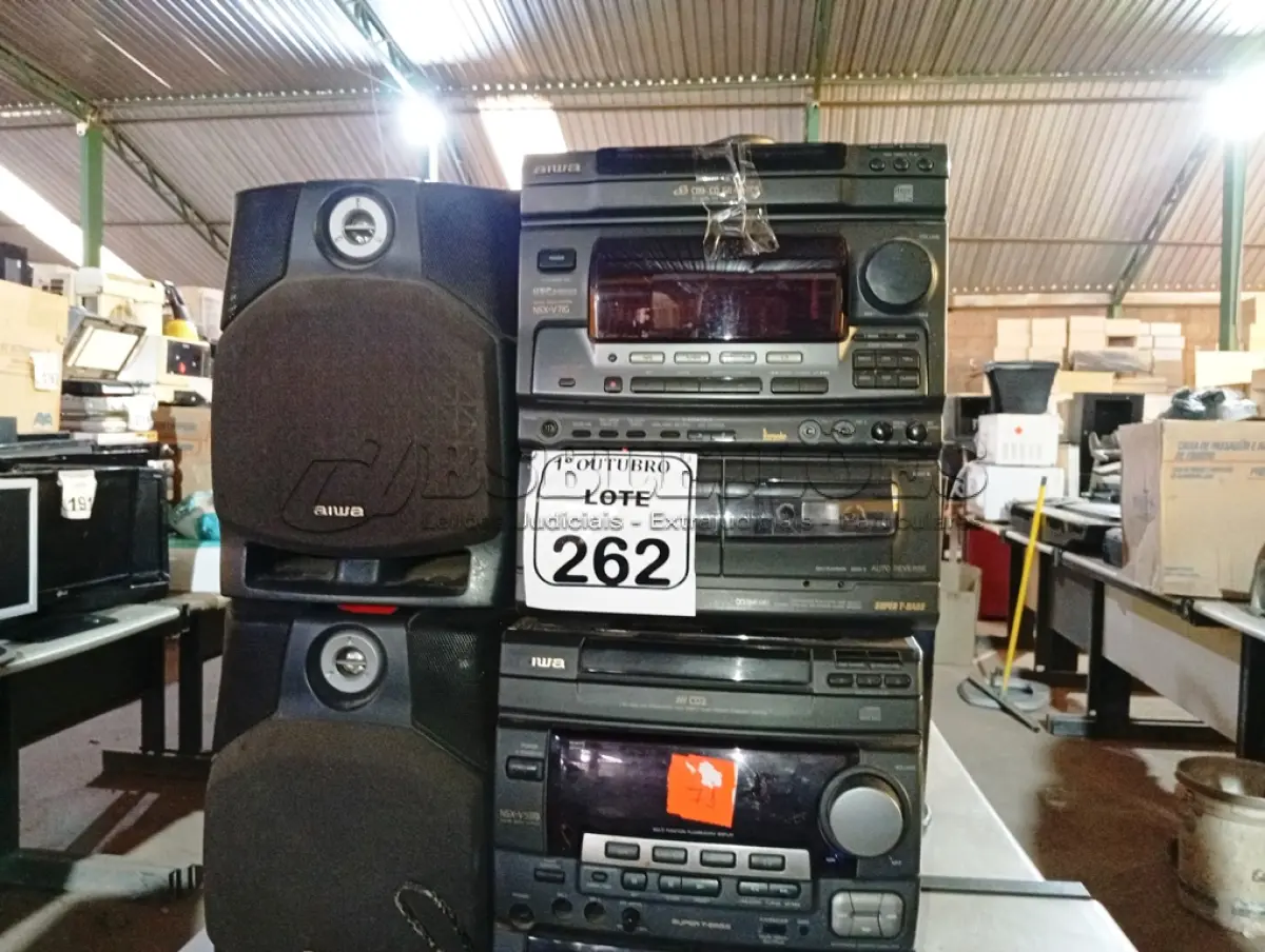 LOTE 262 - 02 APARELHOS DE SOM MINI SYSTEM AIWA C/ 02 CAIXAS DE SOM C/CONTROLE. (NO ESTADO) ATENÇÃO! FAZER A VISITAÇÃO ANTES DE ARREMATAR, NÃO SABEMOS SE FUNCIONA. LEILÃO NÃO TEM GARANTIA E NEM DEVOLUÇÃO, SUJEITO A POSSÍVEIS AVARIAS VISÍVEIS/OCULTAS E/OU AUSÊNCIA DE COMPONENTES.