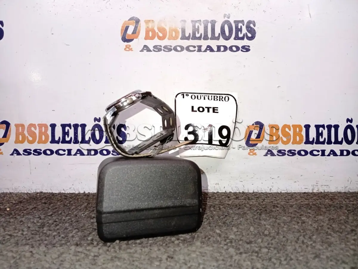 LOTE 319 - 01 RELÓGIO DE PULSO. (NO ESTADO) ATENÇÃO! FAZER A VISITAÇÃO ANTES DE ARREMATAR, NÃO SABEMOS SE FUNCIONA. LEILÃO NÃO TEM GARANTIA E NEM DEVOLUÇÃO, SUJEITO A POSSÍVEIS AVARIAS VISÍVEIS/OCULTAS E/OU AUSÊNCIA DE COMPONENTES.