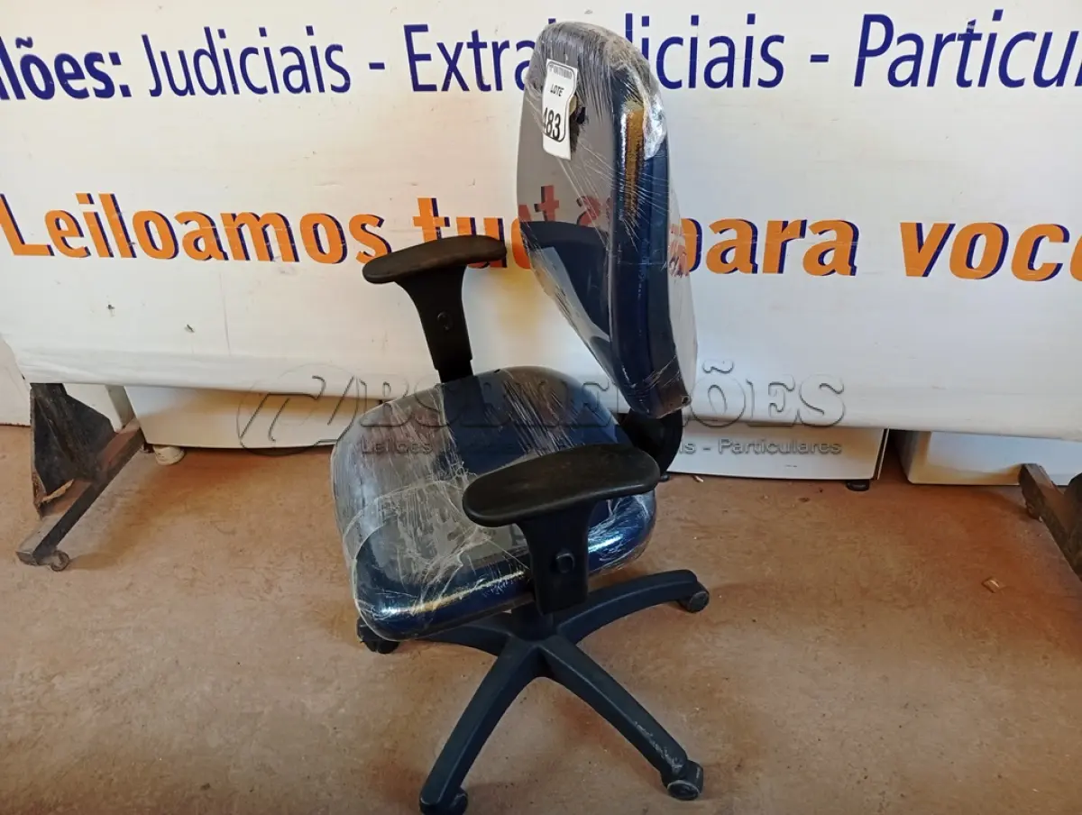LOTE 483 - 01 CADEIRA ESTOFADA C/ BRAÇO. (NO ESTADO) ATENÇÃO! FAZER A VISITAÇÃO ANTES DE ARREMATAR, NÃO SABEMOS SE FUNCIONA. LEILÃO NÃO TEM GARANTIA E NEM DEVOLUÇÃO, SUJEITO A POSSÍVEIS AVARIAS VISÍVEIS/OCULTAS E/OU AUSÊNCIA DE COMPONENTES.
