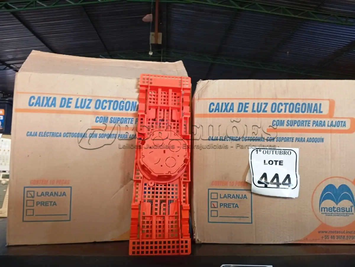 LOTE 444 - 02 CAIXAS DE LUZ OCTOGONAL. (NO ESTADO) ATENÇÃO! FAZER A VISITAÇÃO ANTES DE ARREMATAR, NÃO SABEMOS SE FUNCIONA. LEILÃO NÃO TEM GARANTIA E NEM DEVOLUÇÃO, SUJEITO A POSSÍVEIS AVARIAS VISÍVEIS/OCULTAS E/OU AUSÊNCIA DE COMPONENTES.