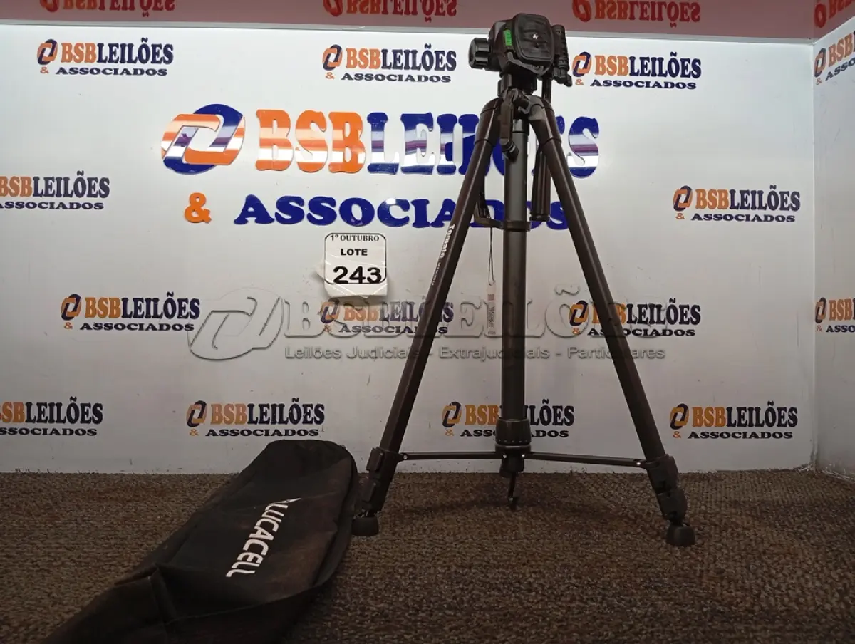 LOTE 243 - 01 TRIPÉ P/ CÂMERA FOTOGRÁFICA. (NO ESTADO) ATENÇÃO! FAZER A VISITAÇÃO ANTES DE ARREMATAR, NÃO SABEMOS SE FUNCIONA. LEILÃO NÃO TEM GARANTIA E NEM DEVOLUÇÃO, SUJEITO A POSSÍVEIS AVARIAS VISÍVEIS/OCULTAS E/OU AUSÊNCIA DE COMPONENTES.