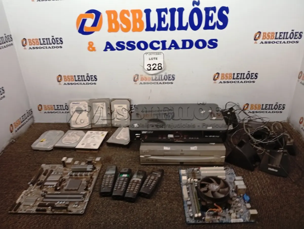 LOTE 328 - 01 APARELHO DVD, DIVERSOS APARELHOS TELEFÔNICOS, 07 HDS E ELETRÔNICOS DIVERSOS. (NO ESTADO) ATENÇÃO! FAZER A VISITAÇÃO ANTES DE ARREMATAR, NÃO SABEMOS SE FUNCIONA. LEILÃO NÃO TEM GARANTIA E NEM DEVOLUÇÃO, SUJEITO A POSSÍVEIS AVARIAS VISÍVEIS/OCULTAS E/OU AUSÊNCIA DE COMPONENTES.