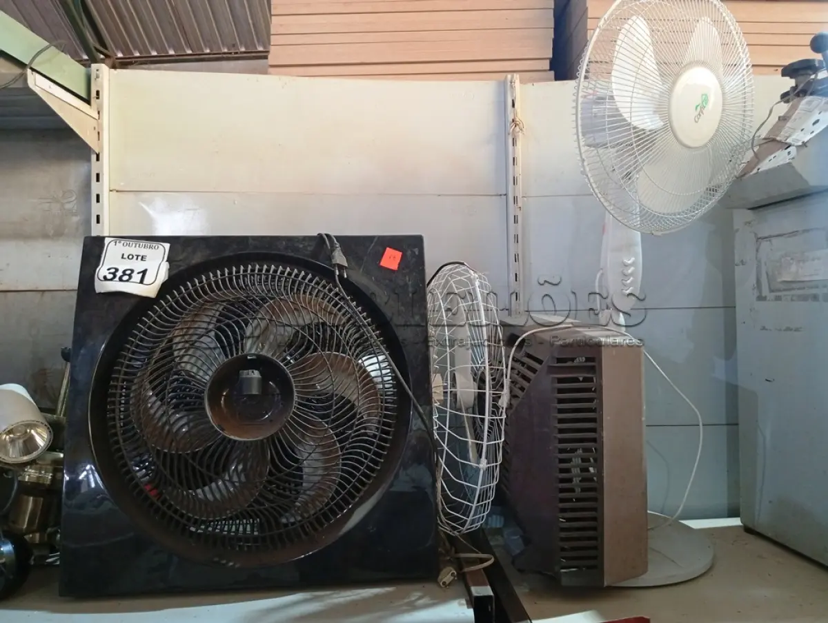 LOTE 381 - 01 LOTE C/ VENTILADORES DE DIVERSOS MODELOS, MARCAS E TAMANHOS. (NO ESTADO) ATENÇÃO! FAZER A VISITAÇÃO ANTES DE ARREMATAR, NÃO SABEMOS SE FUNCIONA. LEILÃO NÃO TEM GARANTIA E NEM DEVOLUÇÃO, SUJEITO A POSSÍVEIS AVARIAS VISÍVEIS/OCULTAS E/OU AUSÊNCIA DE COMPONENTES.