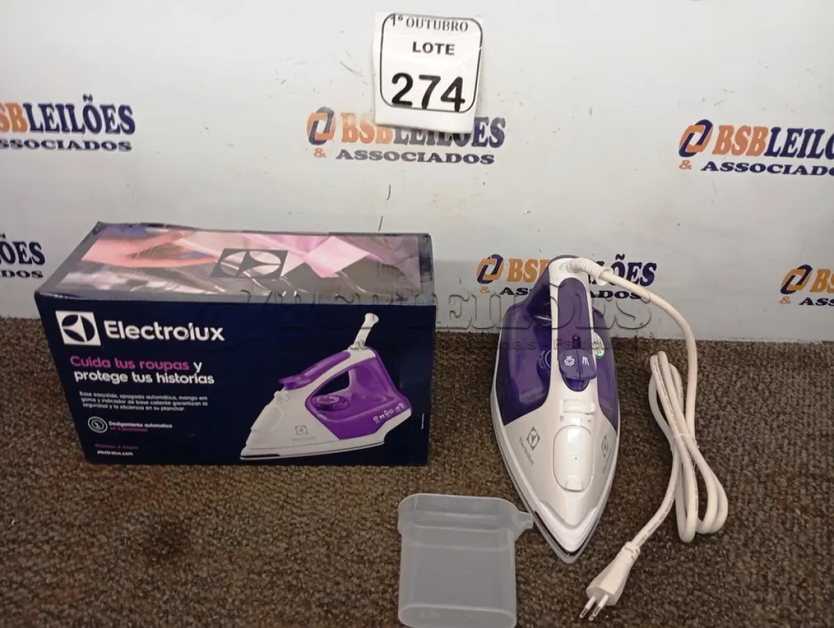 LOTE 274 - 01 FERRO DE PASSAR ROUPAS A VAPOR ELECTROLUX COR BRANCA C/ ROXO (NOVO). (NO ESTADO) ATENÇÃO! FAZER A VISITAÇÃO ANTES DE ARREMATAR, NÃO SABEMOS SE FUNCIONA. LEILÃO NÃO TEM GARANTIA E NEM DEVOLUÇÃO, SUJEITO A POSSÍVEIS AVARIAS VISÍVEIS/OCULTAS E/OU AUSÊNCIA DE COMPONENTES.