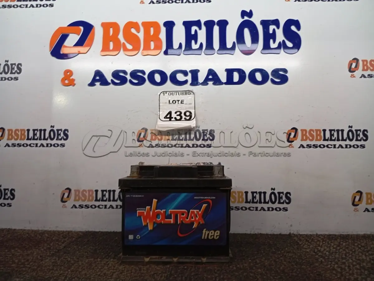 LOTE 439 - 01 BATERIA VEICULAR VOLTRAX. (NO ESTADO) ATENÇÃO! FAZER A VISITAÇÃO ANTES DE ARREMATAR, NÃO SABEMOS SE FUNCIONA. LEILÃO NÃO TEM GARANTIA E NEM DEVOLUÇÃO, SUJEITO A POSSÍVEIS AVARIAS VISÍVEIS/OCULTAS E/OU AUSÊNCIA DE COMPONENTES.