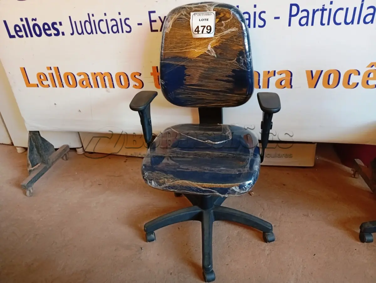 LOTE 479 - 01 CADEIRA ESTOFADA C/ BRAÇO. (NO ESTADO) ATENÇÃO! FAZER A VISITAÇÃO ANTES DE ARREMATAR, NÃO SABEMOS SE FUNCIONA. LEILÃO NÃO TEM GARANTIA E NEM DEVOLUÇÃO, SUJEITO A POSSÍVEIS AVARIAS VISÍVEIS/OCULTAS E/OU AUSÊNCIA DE COMPONENTES.