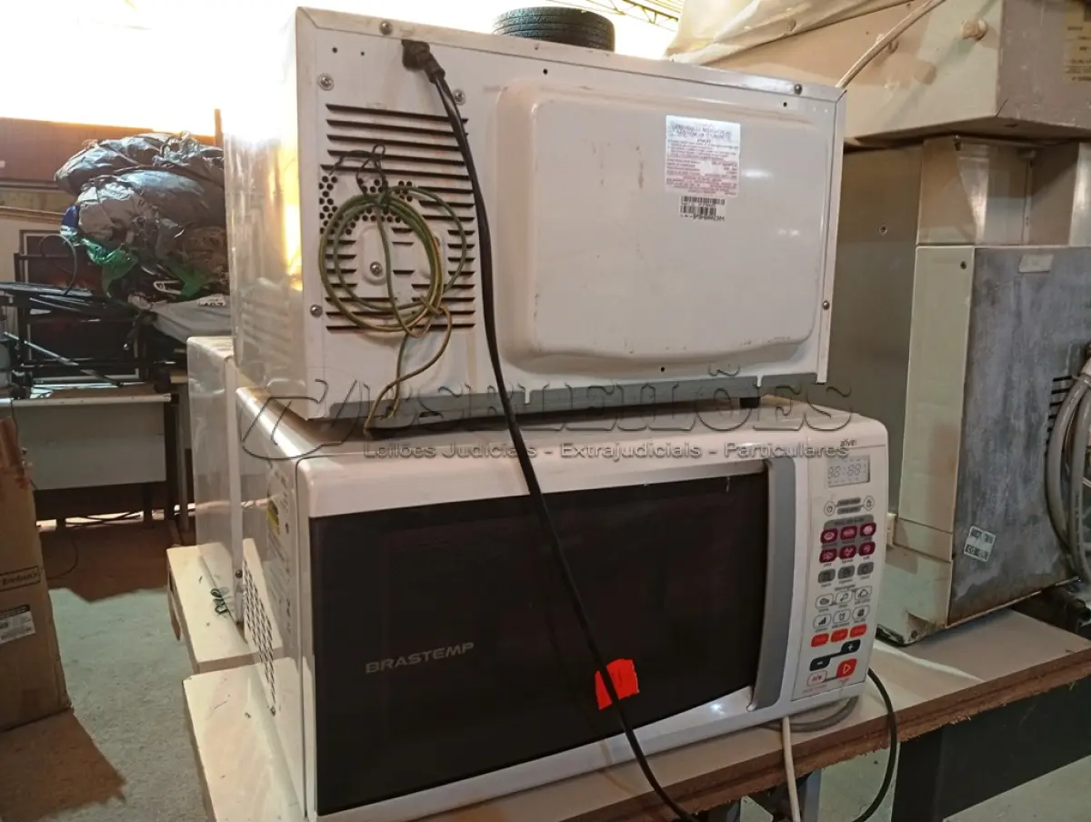 LOTE 371 - 03 MICRO-ONDAS MARCAS E MODELOS DIVERSOS APENAS 01 C/ PRATO. (NO ESTADO) ATENÇÃO! FAZER A VISITAÇÃO ANTES DE ARREMATAR, NÃO SABEMOS SE FUNCIONA. LEILÃO NÃO TEM GARANTIA E NEM DEVOLUÇÃO, SUJEITO A POSSÍVEIS AVARIAS VISÍVEIS/OCULTAS E/OU AUSÊNCIA DE COMPONENTES.