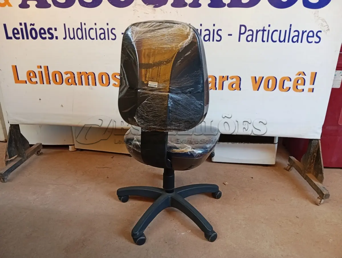 LOTE 489 - 01 CADEIRA ESTOFADA S/ BRAÇO. (NO ESTADO) ATENÇÃO! FAZER A VISITAÇÃO ANTES DE ARREMATAR, NÃO SABEMOS SE FUNCIONA. LEILÃO NÃO TEM GARANTIA E NEM DEVOLUÇÃO, SUJEITO A POSSÍVEIS AVARIAS VISÍVEIS/OCULTAS E/OU AUSÊNCIA DE COMPONENTES.