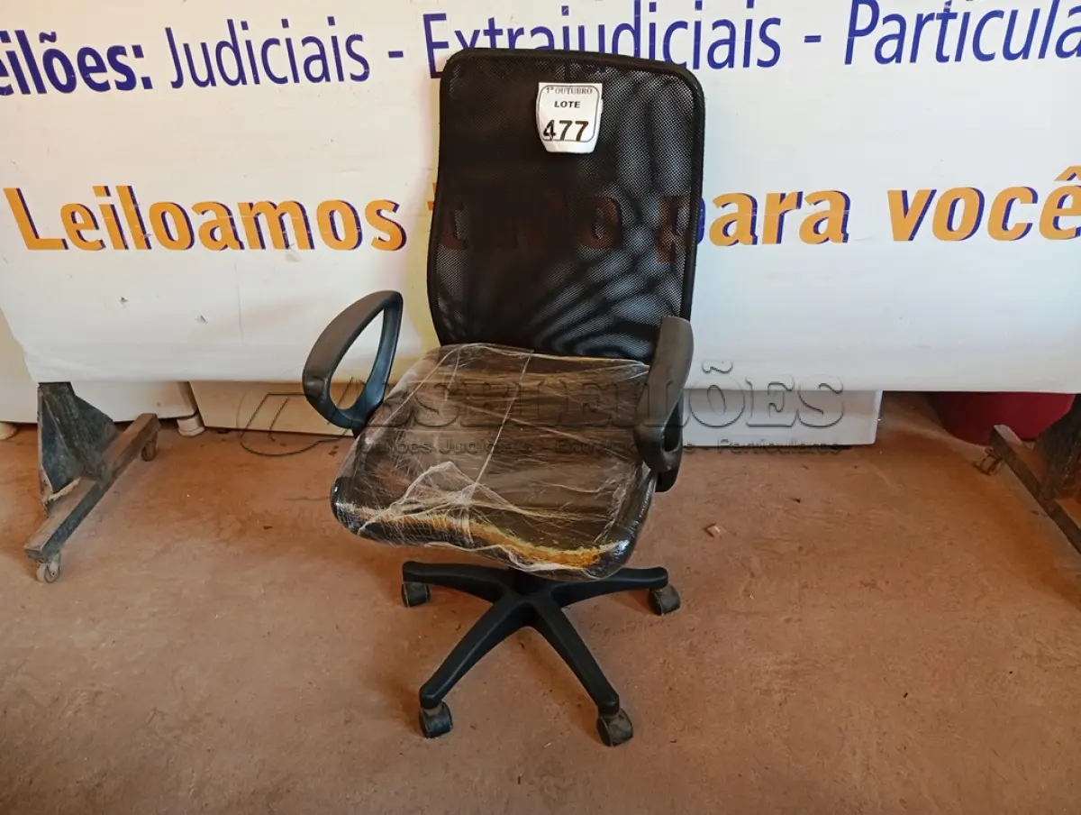 LOTE 477 - 01 CADEIRA ESTOFADA C/ BRAÇO. (NO ESTADO) ATENÇÃO! FAZER A VISITAÇÃO ANTES DE ARREMATAR, NÃO SABEMOS SE FUNCIONA. LEILÃO NÃO TEM GARANTIA E NEM DEVOLUÇÃO, SUJEITO A POSSÍVEIS AVARIAS VISÍVEIS/OCULTAS E/OU AUSÊNCIA DE COMPONENTES.