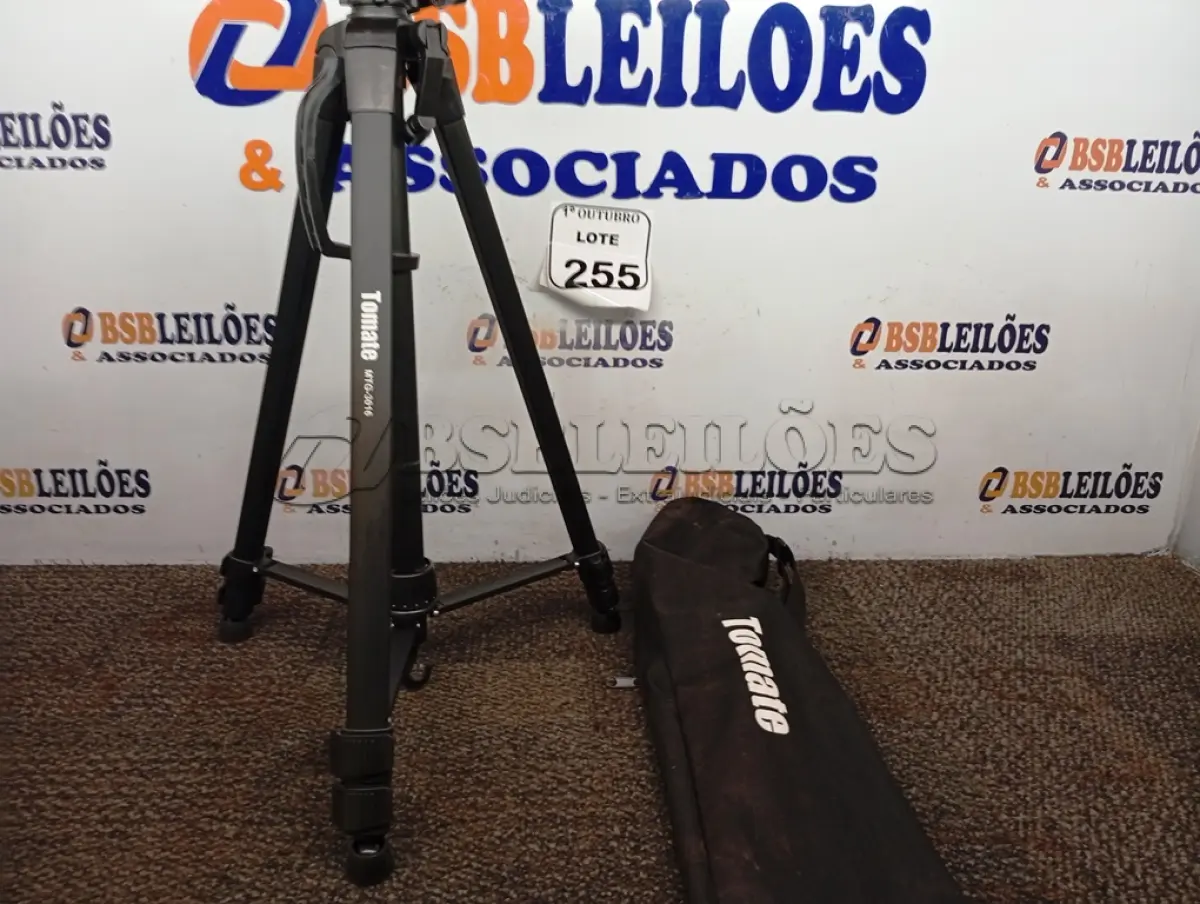 LOTE 255 - 01 TRIPÉ P/ CÂMERA FOTOGRÁFICA. (NO ESTADO) ATENÇÃO! FAZER A VISITAÇÃO ANTES DE ARREMATAR, NÃO SABEMOS SE FUNCIONA. LEILÃO NÃO TEM GARANTIA E NEM DEVOLUÇÃO, SUJEITO A POSSÍVEIS AVARIAS VISÍVEIS/OCULTAS E/OU AUSÊNCIA DE COMPONENTES.