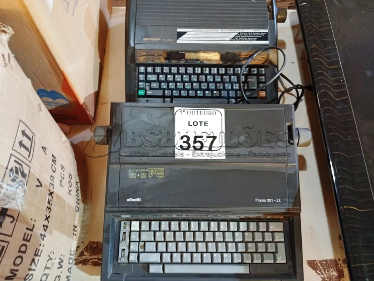 LOTE 357 - 02 MÁQUINAS DE ESCREVER ELÉTRICAS. (NO ESTADO) ATENÇÃO! FAZER A VISITAÇÃO ANTES DE ARREMATAR, NÃO SABEMOS SE FUNCIONA. LEILÃO NÃO TEM GARANTIA E NEM DEVOLUÇÃO, SUJEITO A POSSÍVEIS AVARIAS VISÍVEIS/OCULTAS E/OU AUSÊNCIA DE COMPONENTES.