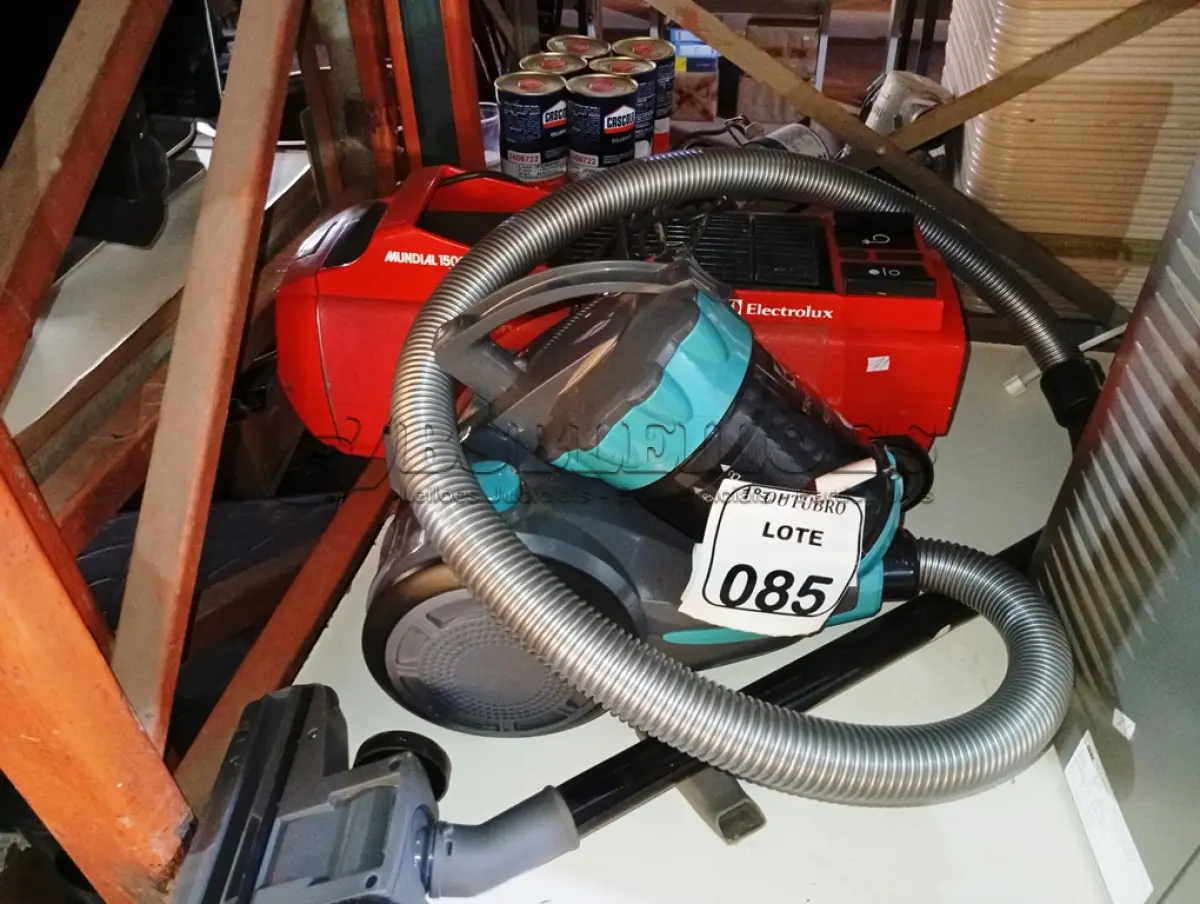 LOTE 085 - 02 ASPIRADORES DE PÓ MARCA ELECTROLUX. (NO ESTADO) ATENÇÃO! FAZER A VISITAÇÃO ANTES DE ARREMATAR, NÃO SABEMOS SE FUNCIONA. LEILÃO NÃO TEM GARANTIA E NEM DEVOLUÇÃO, SUJEITO A POSSÍVEIS AVARIAS VISÍVEIS/OCULTAS E/OU AUSÊNCIA DE COMPONENTES.