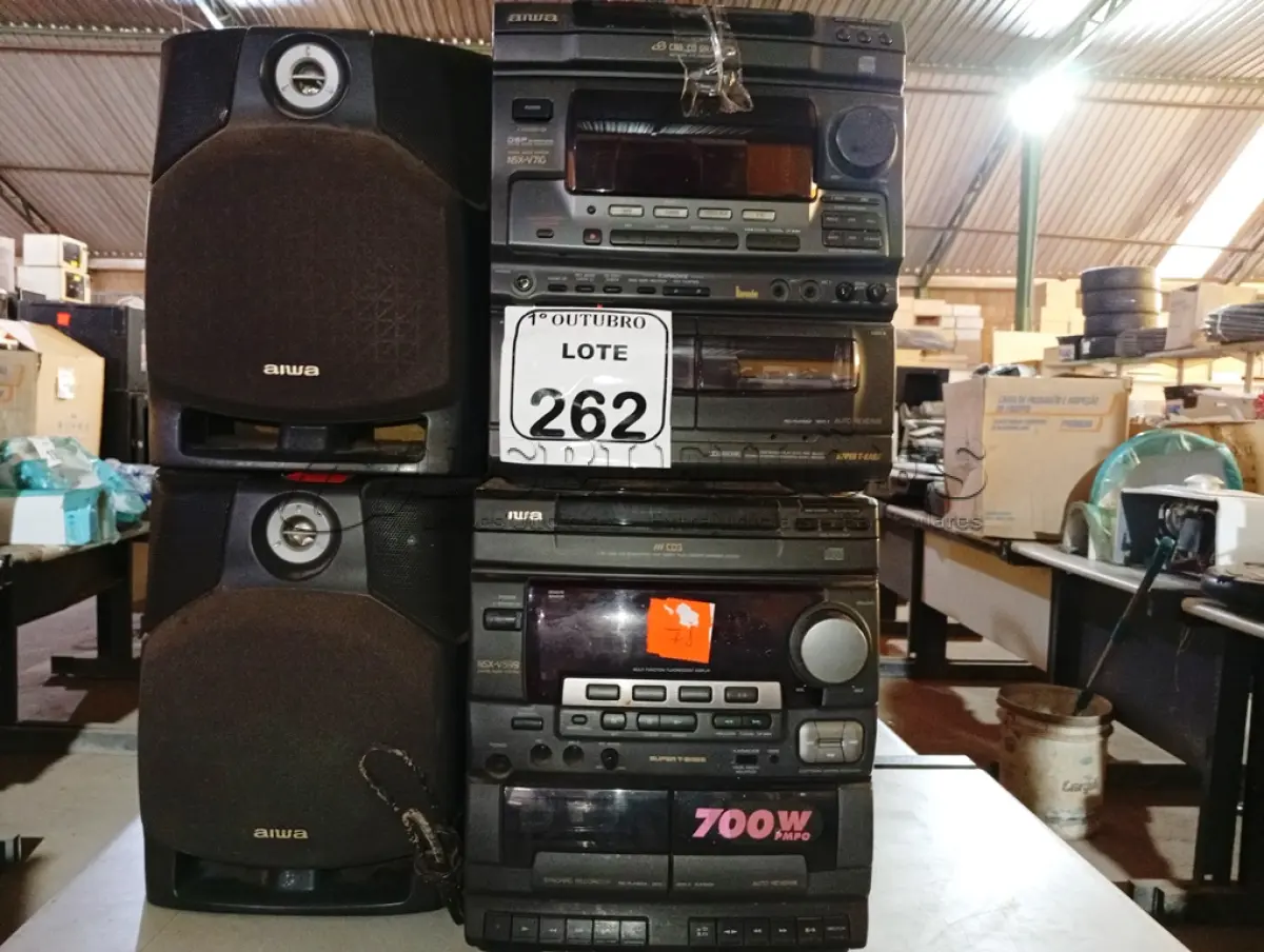 LOTE 262 - 02 APARELHOS DE SOM MINI SYSTEM AIWA C/ 02 CAIXAS DE SOM C/CONTROLE. (NO ESTADO) ATENÇÃO! FAZER A VISITAÇÃO ANTES DE ARREMATAR, NÃO SABEMOS SE FUNCIONA. LEILÃO NÃO TEM GARANTIA E NEM DEVOLUÇÃO, SUJEITO A POSSÍVEIS AVARIAS VISÍVEIS/OCULTAS E/OU AUSÊNCIA DE COMPONENTES.