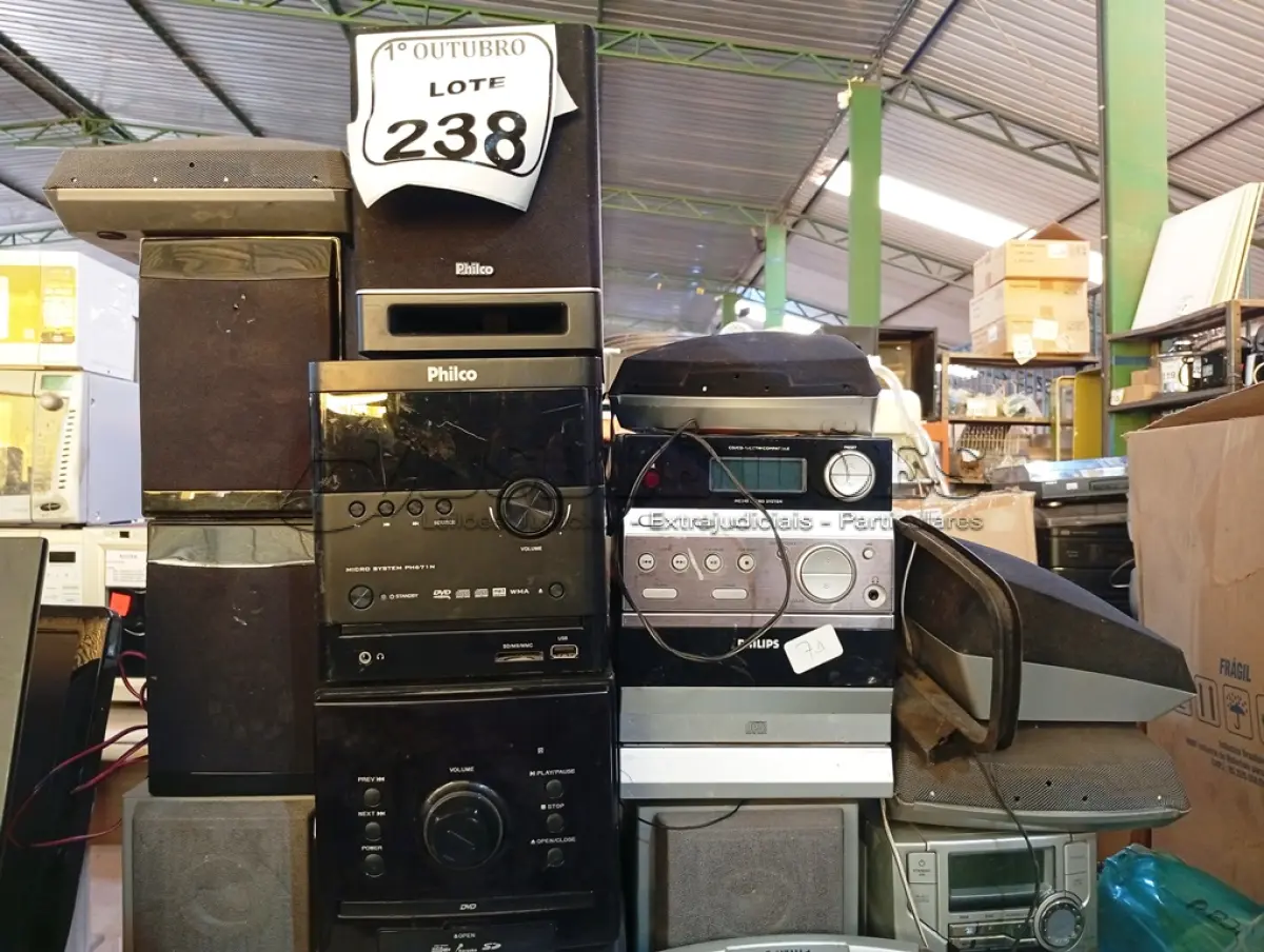 LOTE 238 - 01 LOTE C/ DIVERSOS MICROSYSTEMS E CAIXAS DE SOM. (NO ESTADO) ATENÇÃO! FAZER A VISITAÇÃO ANTES DE ARREMATAR, NÃO SABEMOS SE FUNCIONA. LEILÃO NÃO TEM GARANTIA E NEM DEVOLUÇÃO, SUJEITO A POSSÍVEIS AVARIAS VISÍVEIS/OCULTAS E/OU AUSÊNCIA DE COMPONENTES.